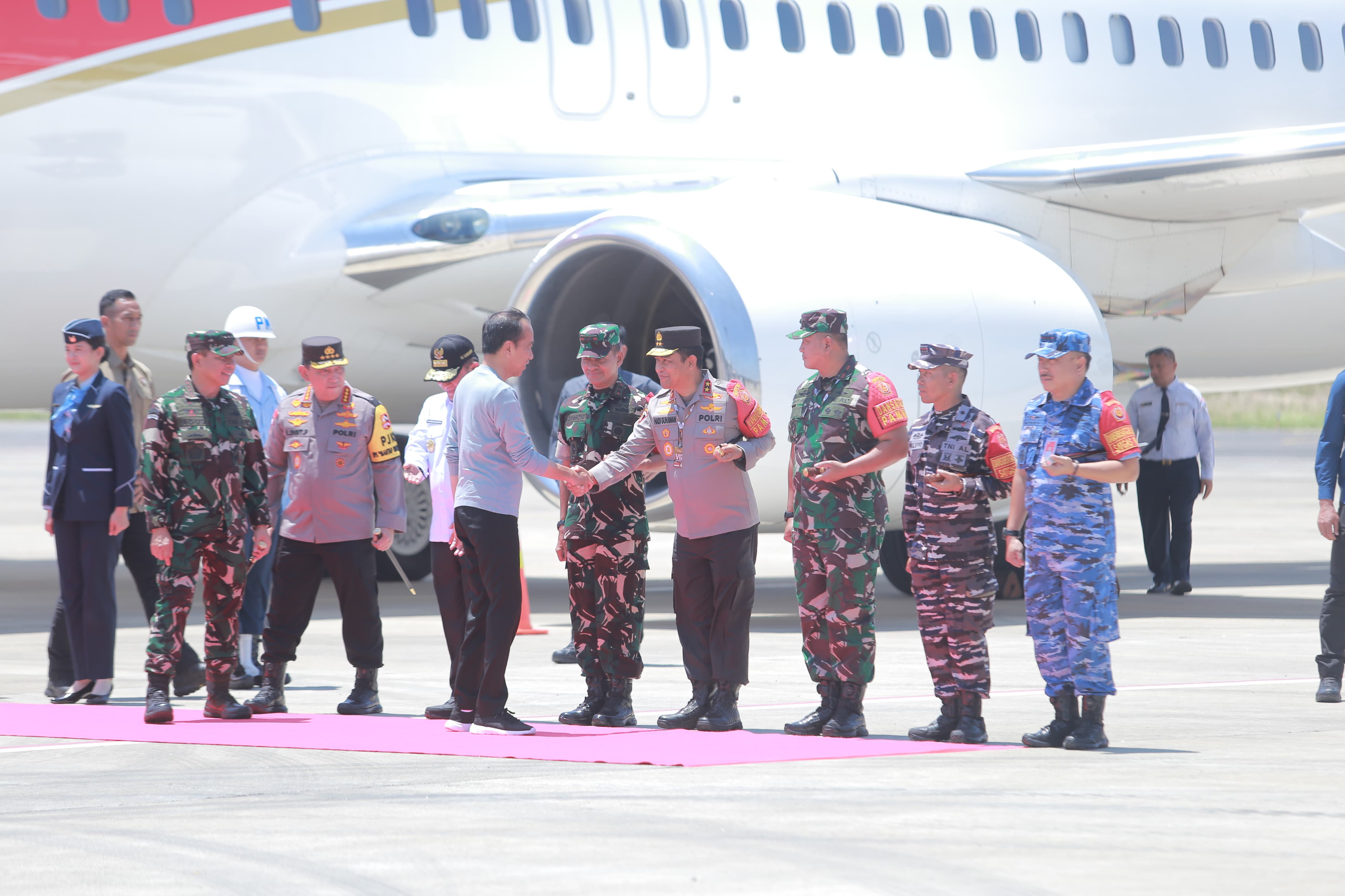 LANGSUNG BERTUGAS: Kapolda NTB Irjen Pol Hadi Gunawan menyambut kedatangan Presiden Jokowi yang datang menonton MotoGP Mandalika, kemarin.(DOK POLDA NTB)