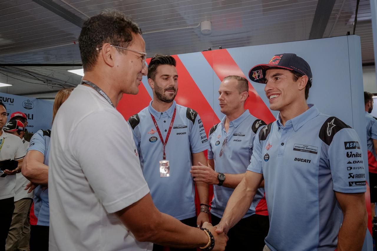 ANIMO TINGGI: Menparekraf Sandiaga Salahudin Uno menyapa pembalap Marc Marquez disela-sela balapan MotoGP Mandalika 2024 di Sirkuit Internasional Mandalika. (ITDC for Lombok Post)