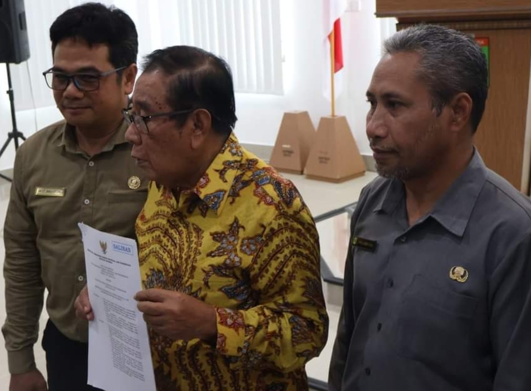 MOTIVASI DAERAH: Pemda KLU menunjukkan surat yang menyatakan KLU keluar dari daerah tertinggal dari kementerian.(HERMAN FOR LOMBOK POST)