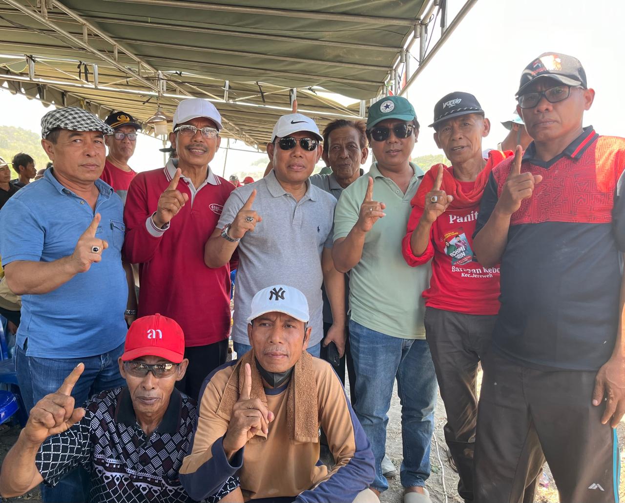 HW Musyafirin dan H Amar Nurmansyah foto bersama saat menyaksikan karapan kerbau di Kecamatan Jereweh, Minggu (29/9).