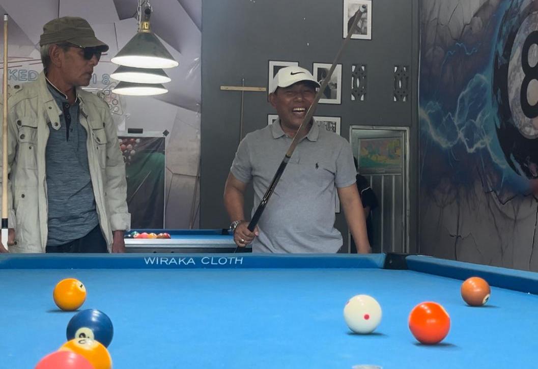 HW Musyafirin saat memukul bola pertama pada pembukaan turnamen biliar Rohmi-Firin Cup 2024, Minggu (29/9).