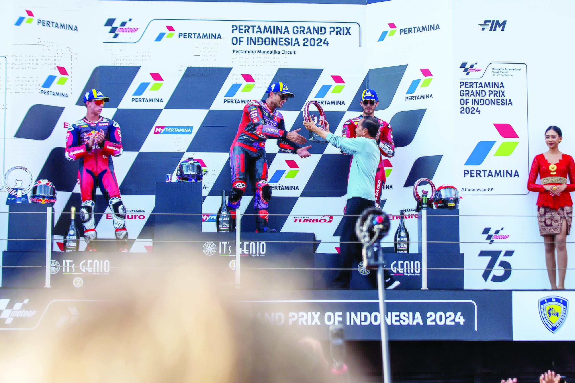 TINJAU MOTOGP: Presiden RI Joko Widodo didampingi Pj Gubernur NTB Hassanudin saat meninjau event MotoGP 2024 di Sirkuit Mandalika, Minggu (29/9). (Diskominfotik for Lombok Post)