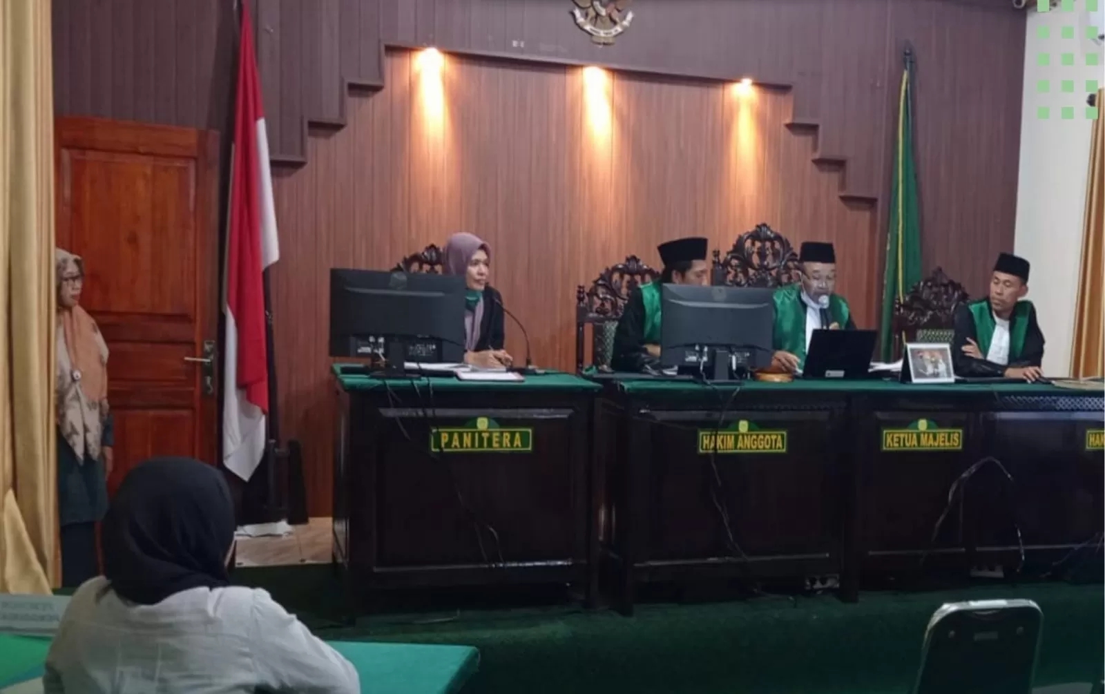 GUGAT CERAI: Salah seorang ibu rumah tangga saat menjalani sidang gugatan cerai, belum lama ini.(DOK LOMBOK POST)