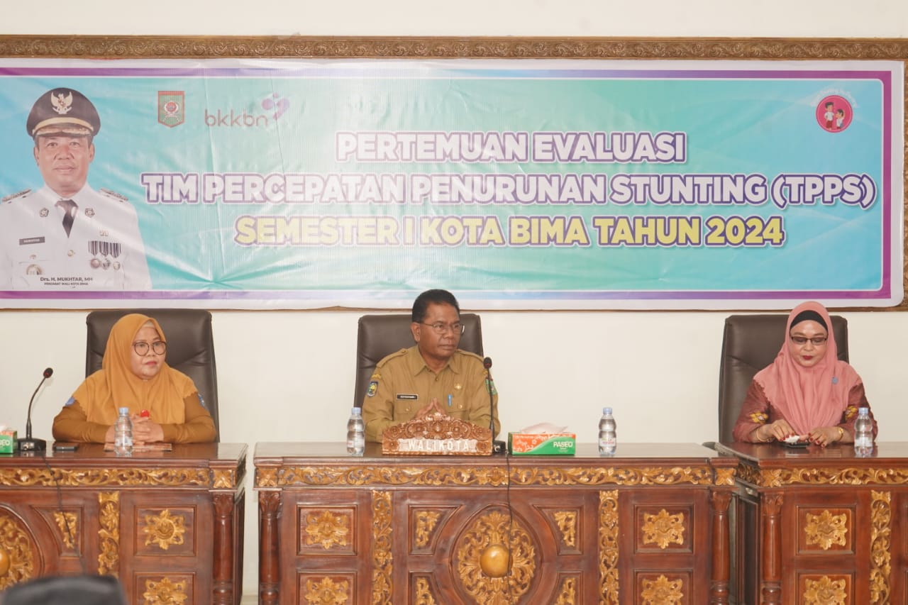 RAPAT EVALUASI: Pj Sekda Kota Bima Supratman (tengah) memimpin rapat evaluasi tim percepatan penurunan stunting semester I, kemarin.(PEMKOT BIMA FOR LOMBOK POST)