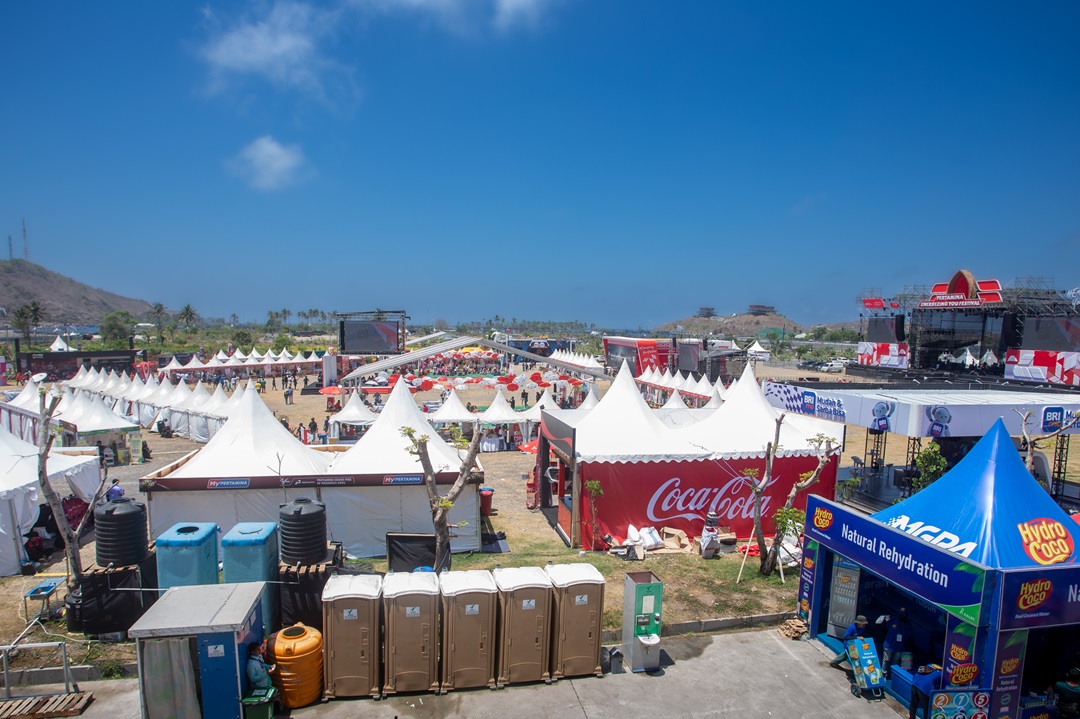 SUKSES DIGELAR: Tenda-tenda UMKM melengkapi gelaran MotoGP Mandalika 2024. (IVAN/Lombok Post)