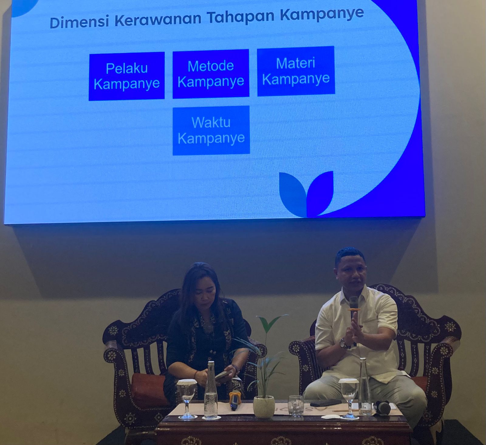 SOSIALISASI: Komisioner Bawaslu NTB Hasan Basri (kanan) sedang menjelaskan sejumlah aturan kampanye di media massa di hadapan awak media, Selasa (1/10).