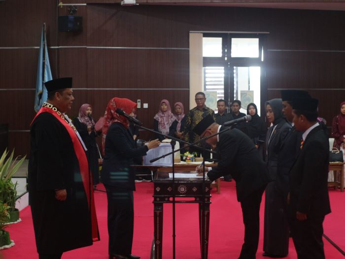 LANTIK: Ketua Pengadilan Negeri (PN) Selong Ida Bagus Oka Saputra saat melantik Empat pimpinan Dewan Perwakilan Rakyat Daerah (DPRD) Lombok Timur (Lotim) periode 2024-2029.