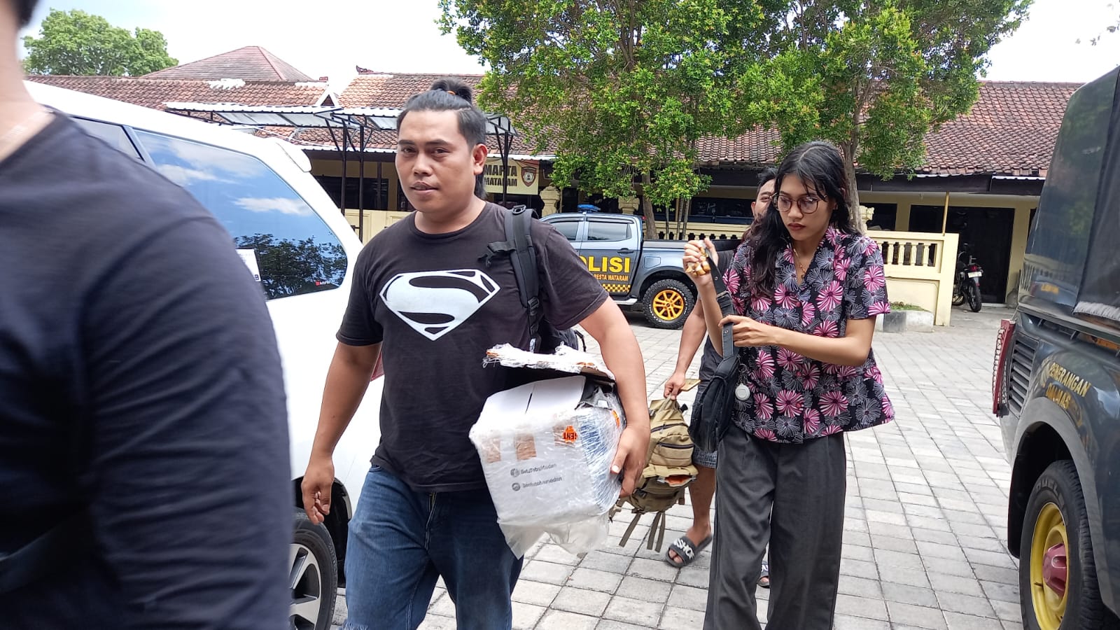 DIAMANKAN: DFBR, 20 tahun, mahasiswi asal Sumbawa Barat saat digelandang menuju ruangan Satresnarkoba Polresta Mataram, kemarin. (Toni/LombokPost)