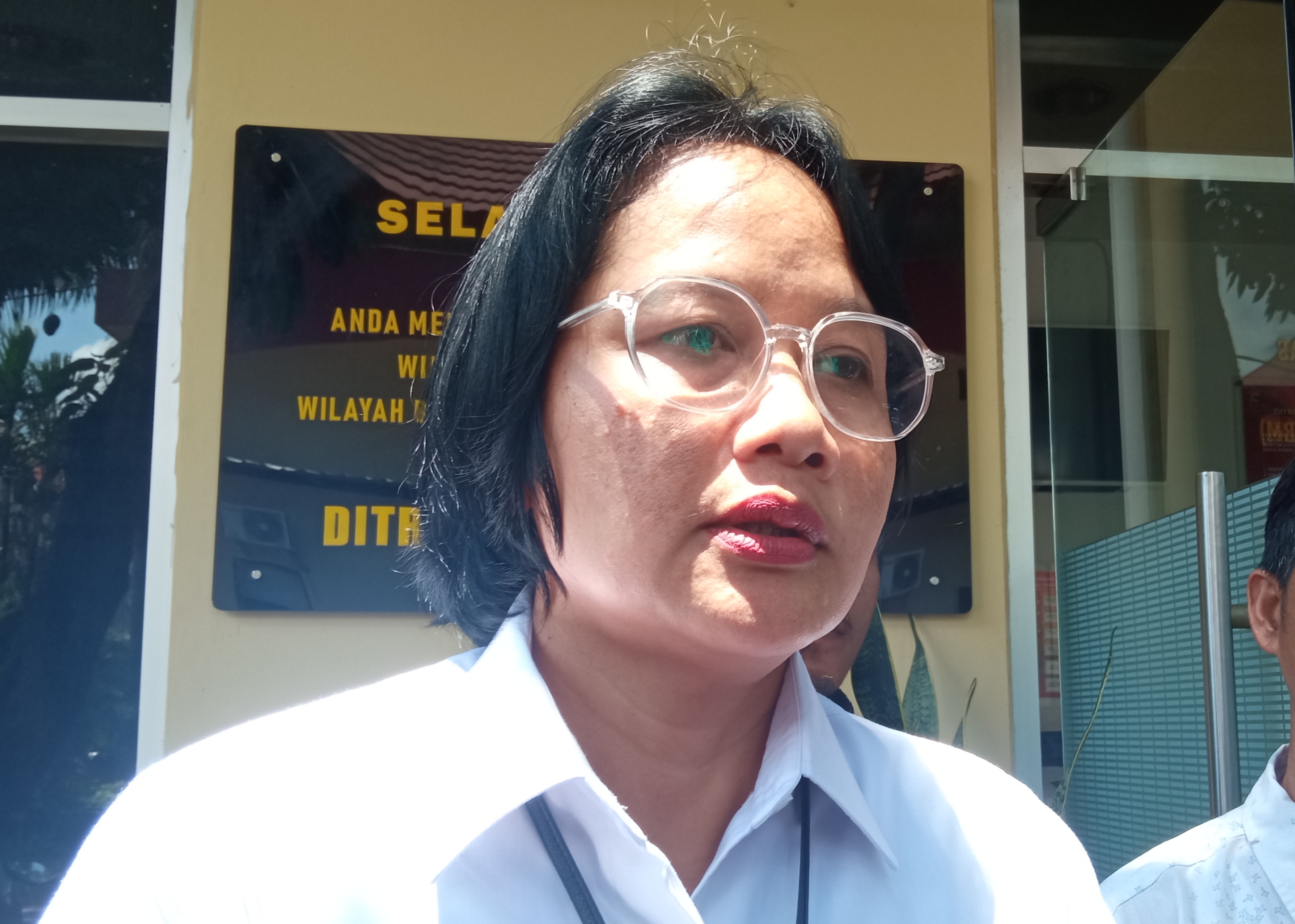 BERIKAN KETERANGAN: AKBP Ni Made Pujawati saat memberikan keterangan kepada wartawan. (Toni/LombokPost)