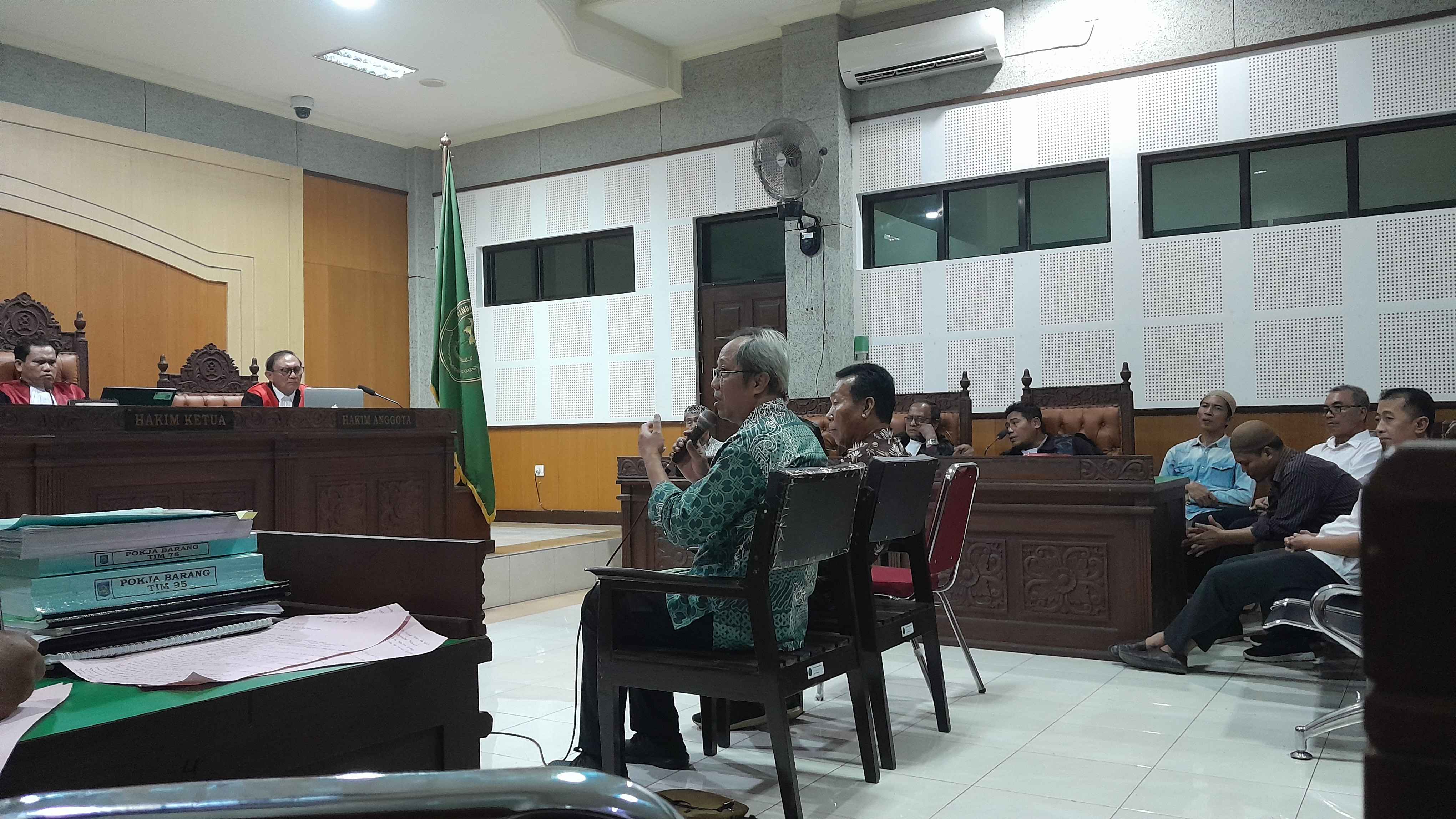 PEMERIKSAAN SAKSI: Jaksa penuntut umum (JPU) menghadirkan saksi dari kalangan pihak Karantina Benih Jawa Timur. (Toni/LombokPost)