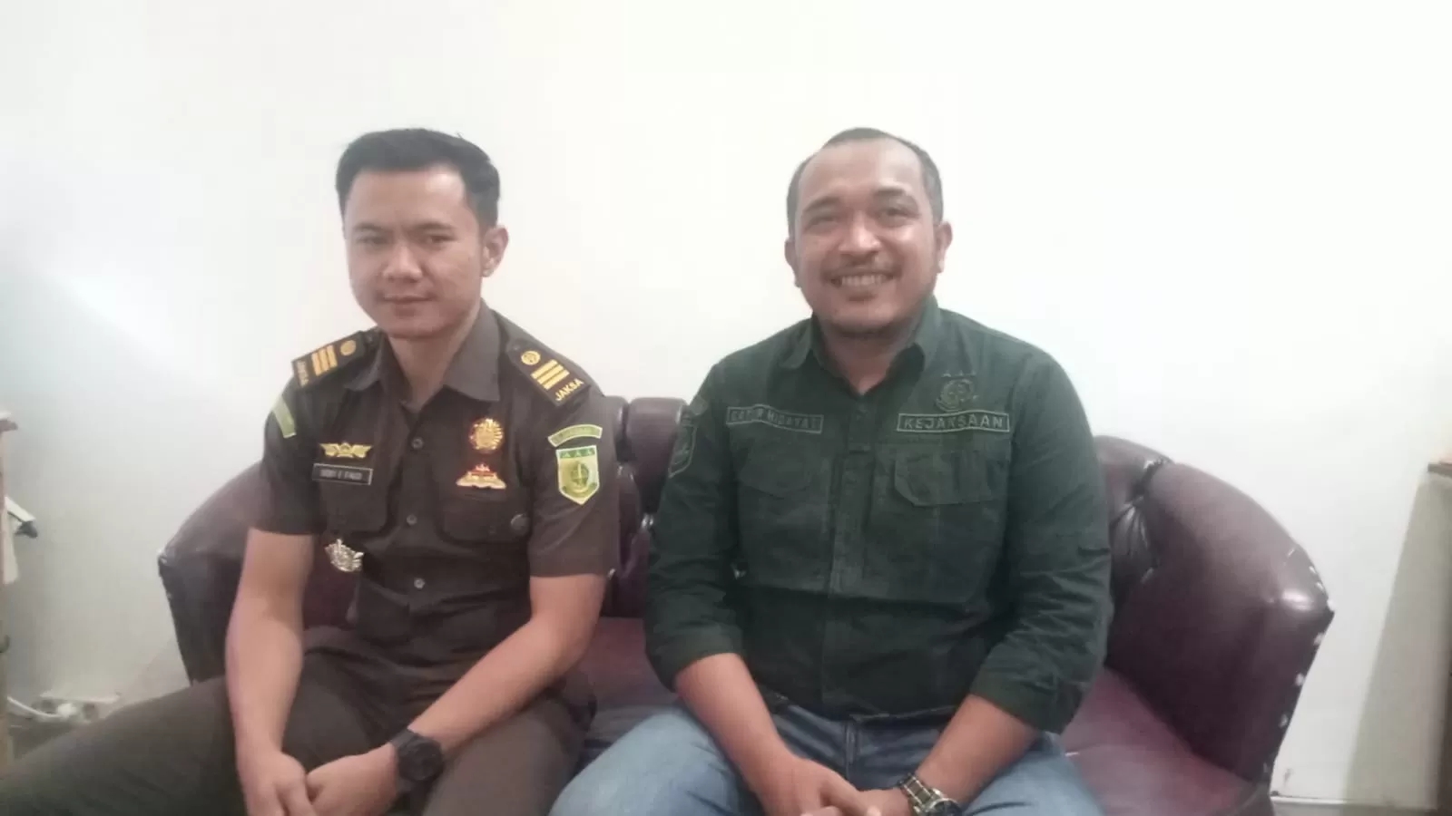 SAMPAIKAN KASUS BARU: Kasi Intelijen Kejari Bima Deby F Fauzi (kiri) didampingi Kasi Pidsus Catur Hidayat menyampaikan progres penanganan sejumlah kasus. (Dok. LombokPost)