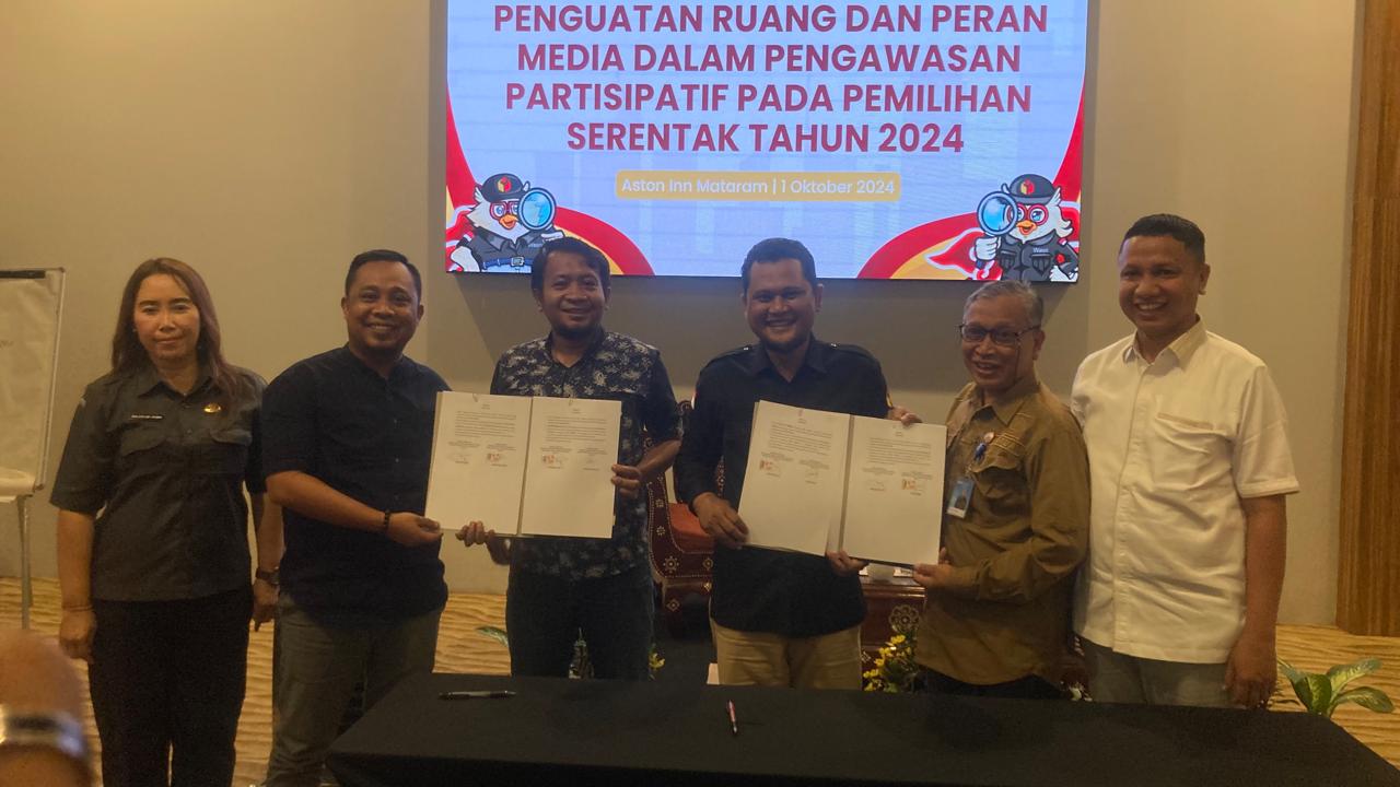 KERJASAMA: Ketua Bawaslu NTB Itratip (tiga dari kanan) bersama jajaran komisioner Bawaslu NTB berfoto bersama Ketua PWI NTB Nasrudin usai menandatangani kerjasama Bawaslu dan Media (Fatih/Lombok Post)
