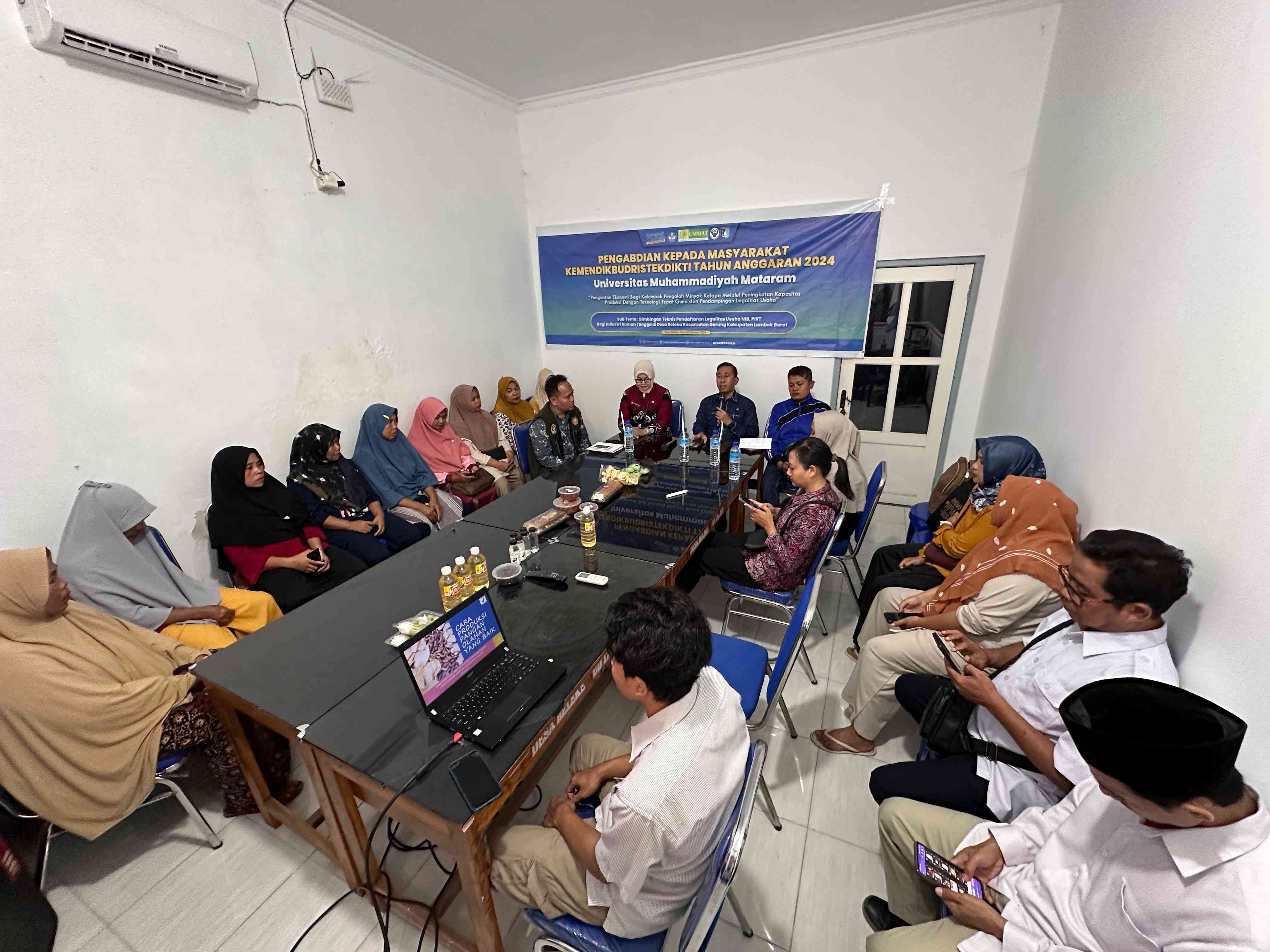 Tim Pelaksana Pengabdian Masyarakat UMMAT dan Dikes Lobar saat melakukan sosialisasi sekaligus pendampingan pendaftaran legalitas usaha bagi masyarakat Desa Beleka, Lobar, Rabu (2/10).