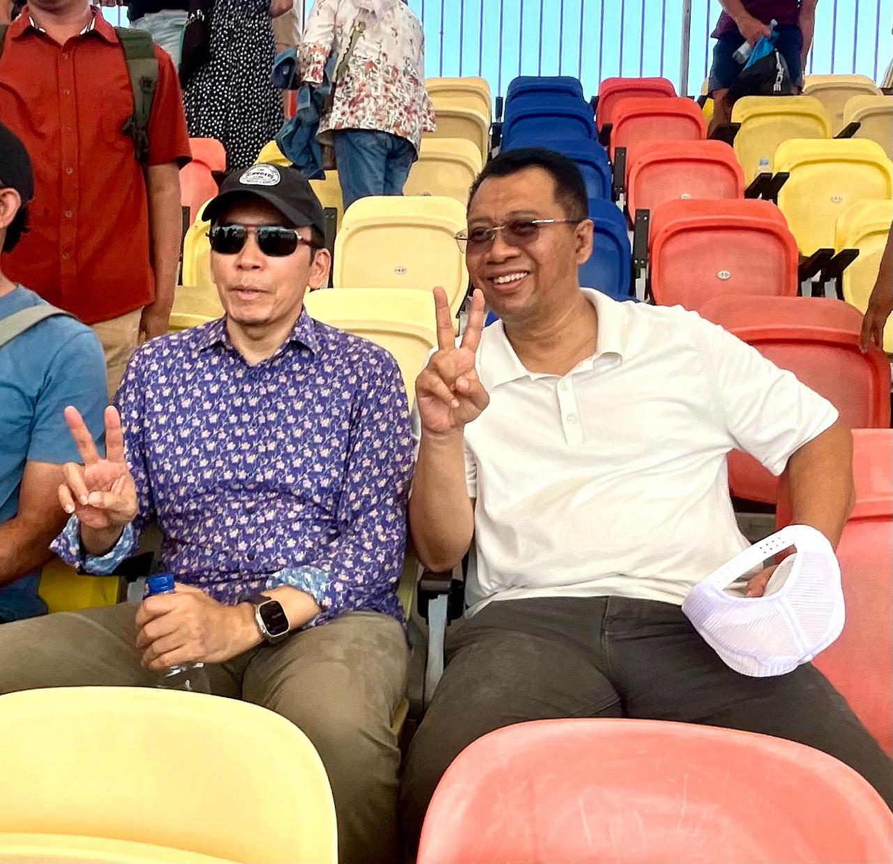 AKRAB: Momen kedekatan antara TGB Zainul Majdi (kiri) dengan Zulkifliemansyah saat menonton MotoGP Mandalika 2024 lalu.