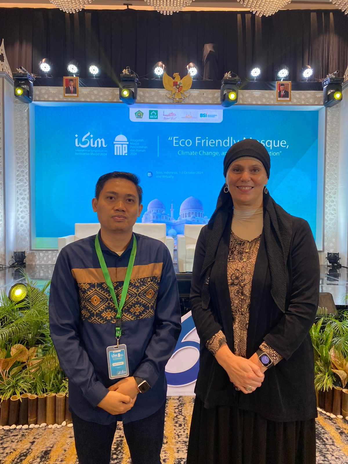 Dosen UIN Mataram Suparman Jayadi (kiri) bersama Prof. Anna M. Gade dari University of Wisconsin-Madison, United States of America, di ISIM 2024 yang digelar di Solo, Jateng, Rabu (2/10)