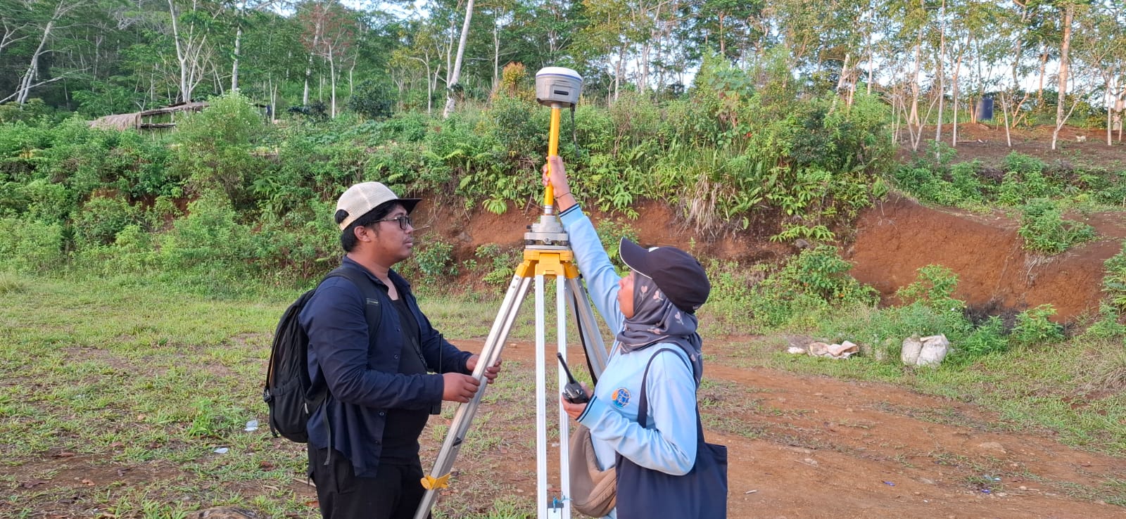 Tim Persiapan Pengadaan Lahan Pemda Manggarai melakukan identifikasi lahan untuk pengembangan PLTP Ulumbu Unit 5-6.