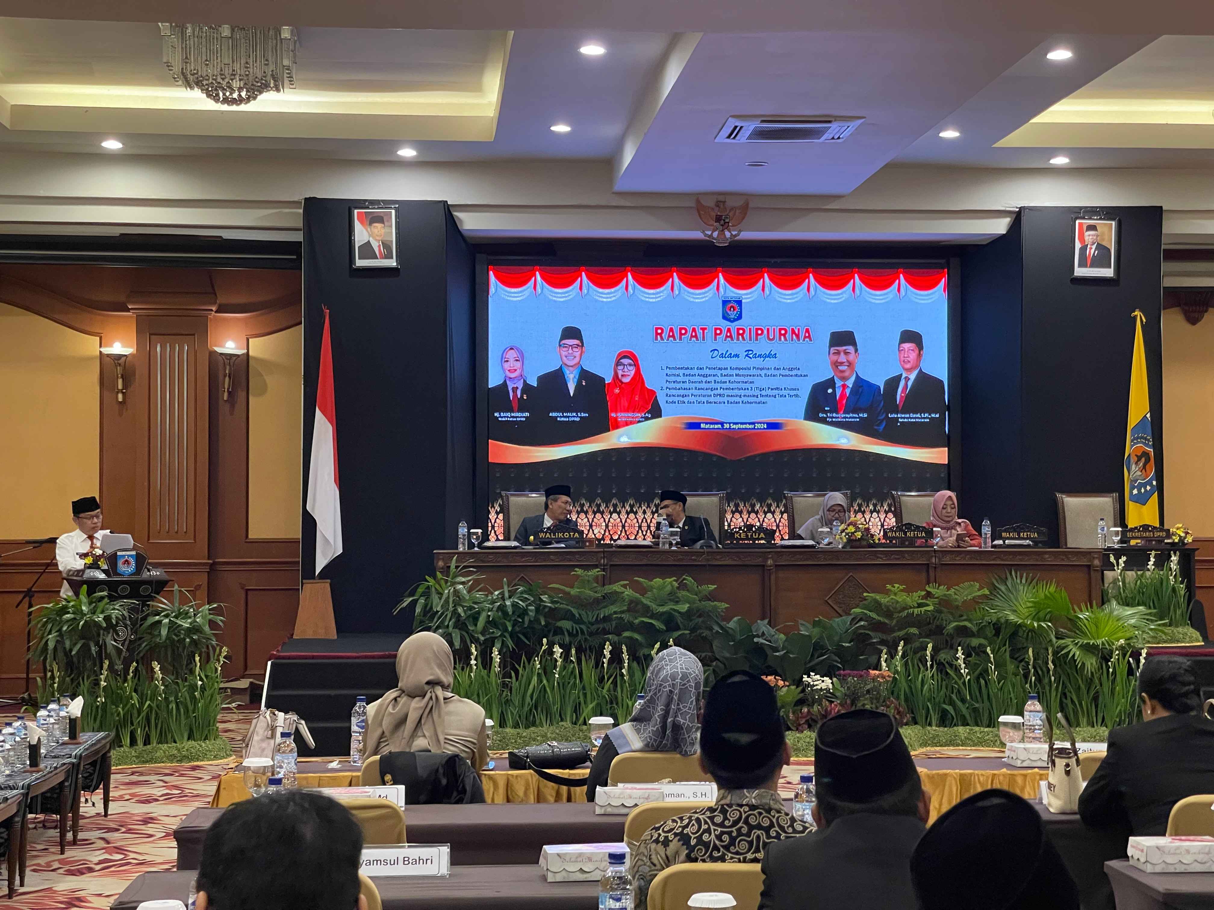 KIDMAT: Rapat Paripurna dalam rangka pembentukan dan penetapan komposisi pimpinan dan anggota AKD, digelar Senin (30/9). (ZAD/LombokPost)