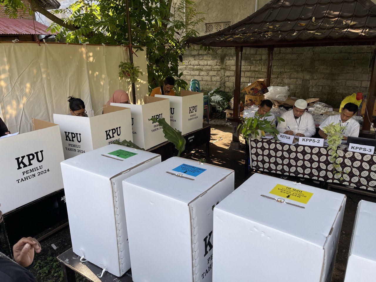 LAYANI PEMILIH: Para petugas KPPS di salah satu TPS di Kota Mataram melayani para pemilih saat Pemilu Legislatif 2024, Februari lalu. (Toni/LombokPost)