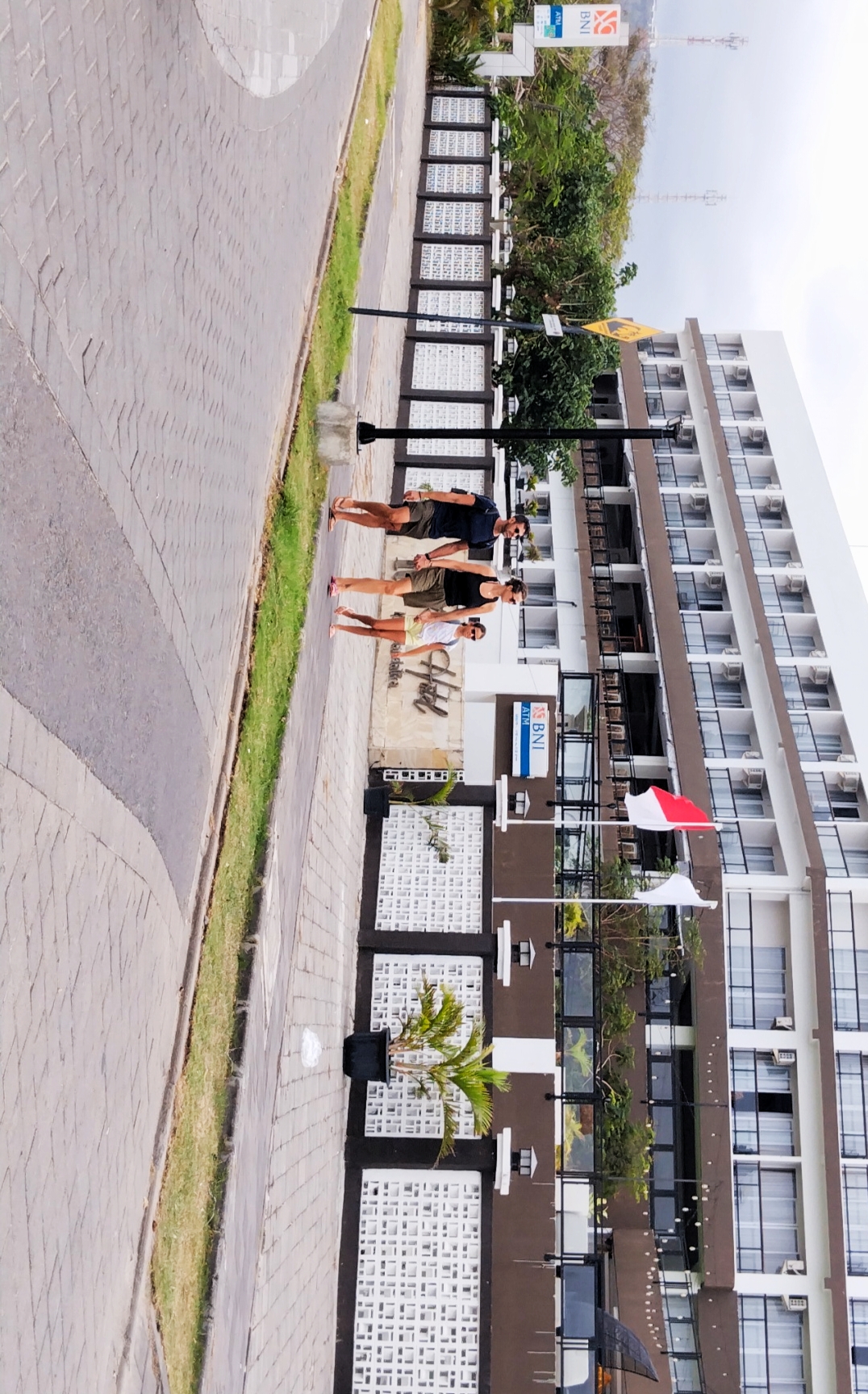 PARIWISATA HALAL: Sejumlah wisatawan mancanegara melintas di depan hotel di kawasan Kuta Beach Park, beberapa waktu lalu.