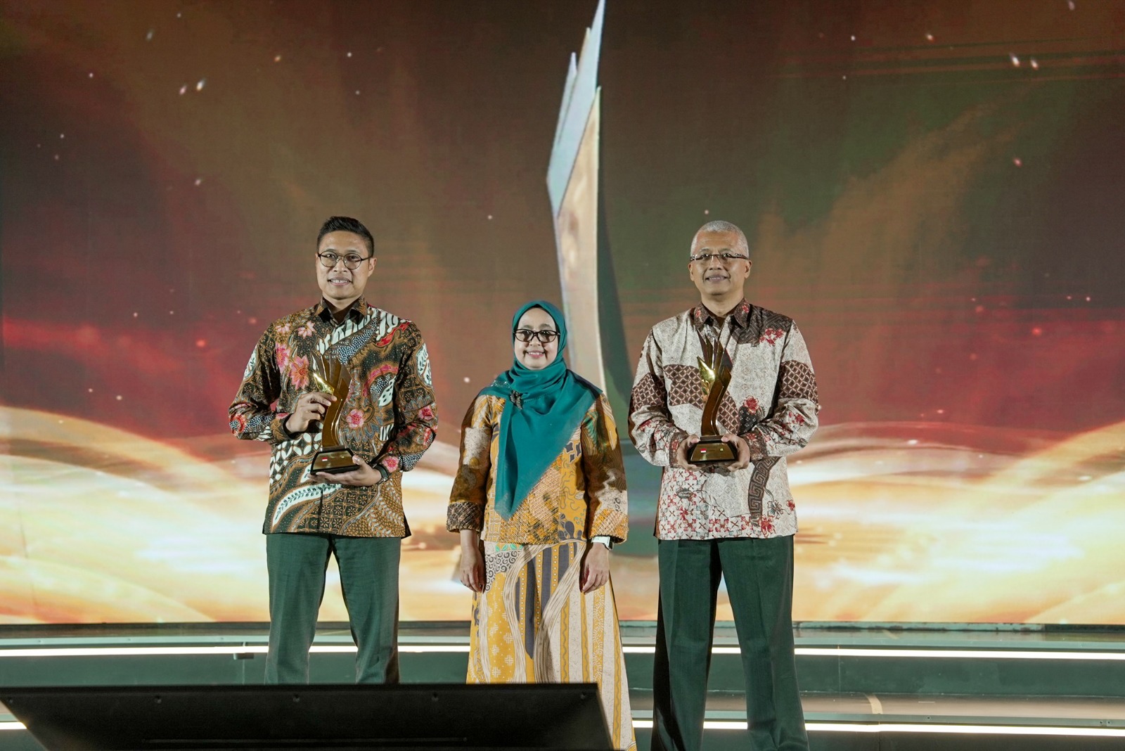Jajaran direksi PT AMNT menunjukkan trofi Good Mining Practice Award 2024 yang diberikan Kementerian ESDM di Jakarta.