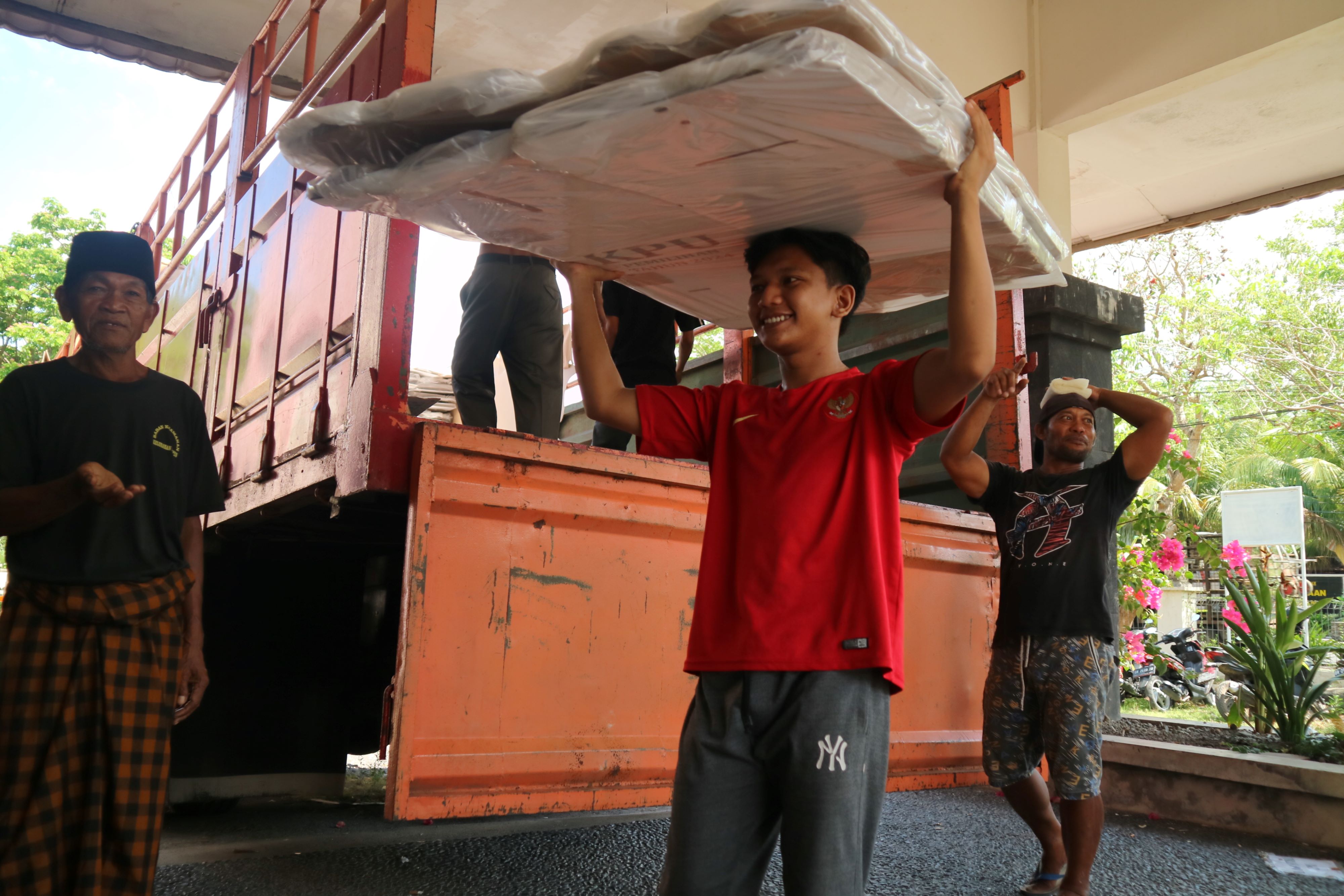 SUDAH TIBA: Sejumlah buruh mengangkut puluhan kardus kotak suara yang tiba di gudang logistik Pilkada Serentak 2024 KPU Loteng di eks Aerotel, Praya, Rabu (2/10). (Dewi/Lombok Post)