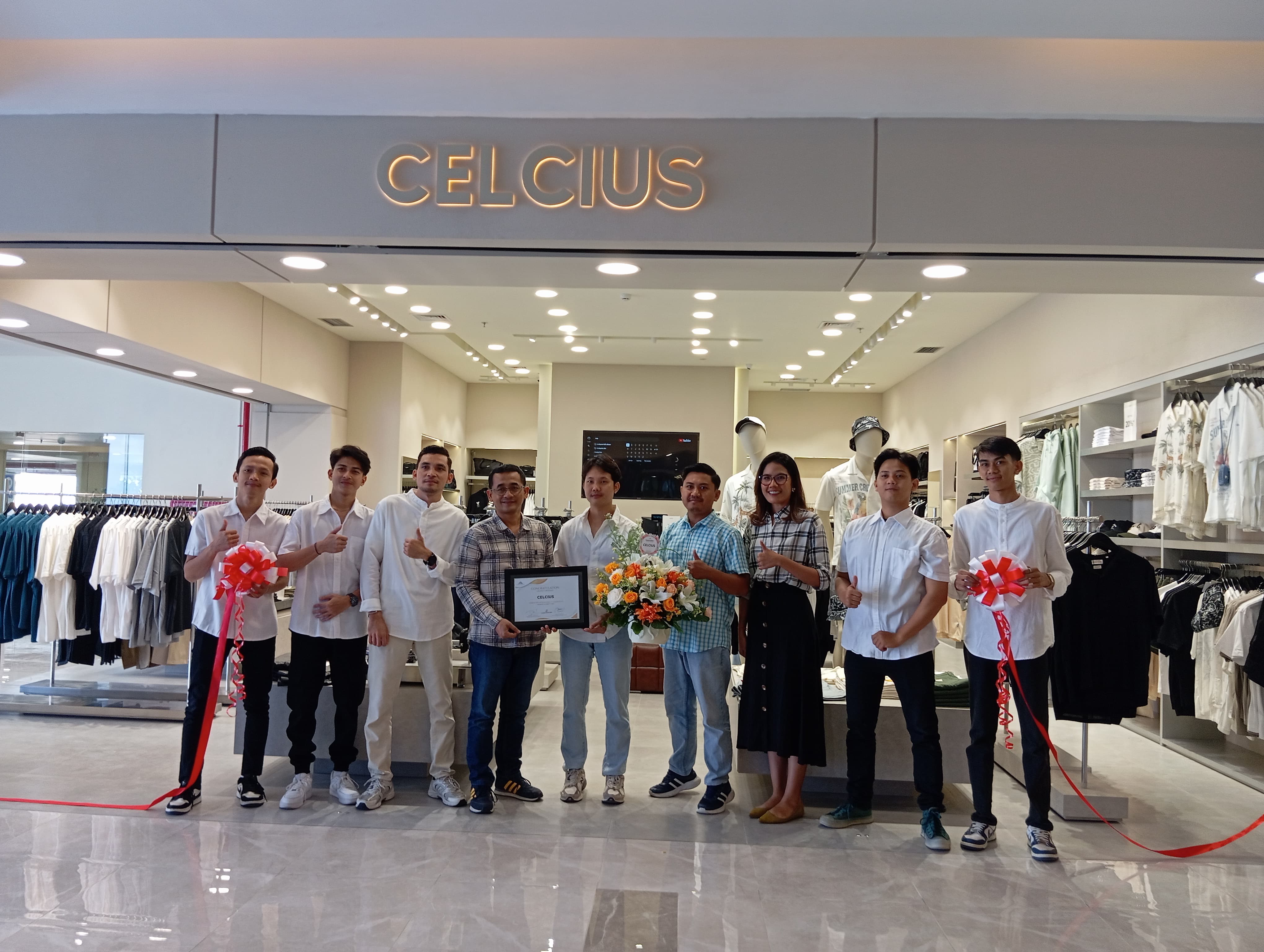 GRAND OPENING: Store Coordinator Area Celcius, Fadliano (tengah) dan Tenant Coordinator Manager LEM Dadit Ujayana (empat dari kiri) saat grand opening store Celcius di lantai satu LEM, Kamis (3/10).