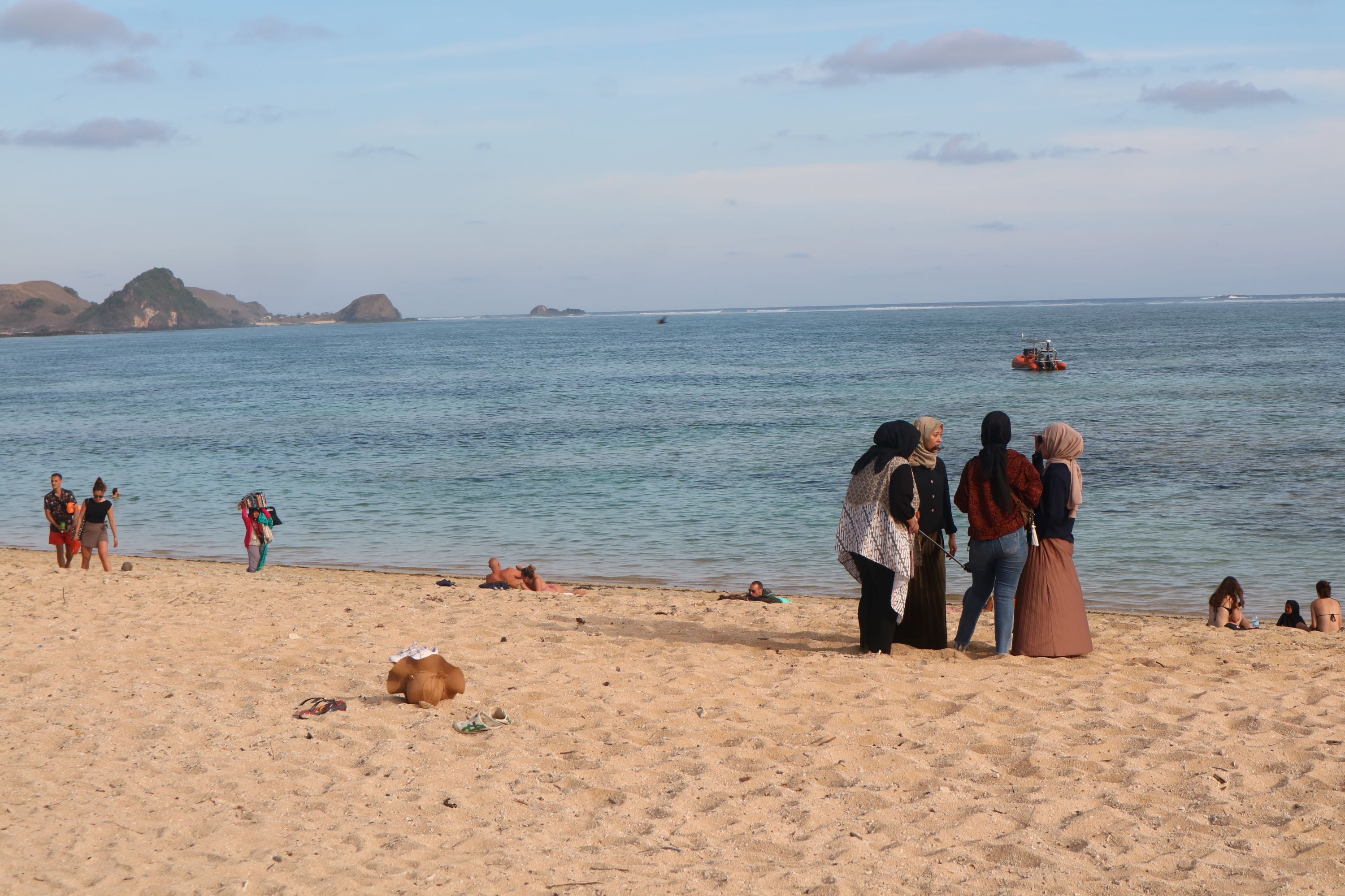 HALAL TOURISM: Sejumlah wisatawan domestik berlibur menikmati pemandangan Pantai Kuta Mandalika, Kecamatan Pujut, Loteng, beberapa waktu lalu.