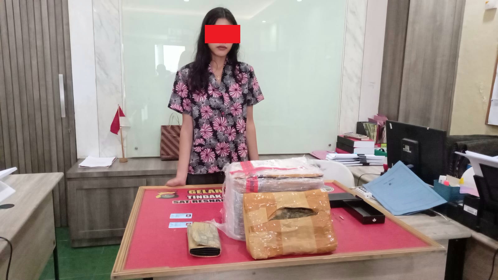 MENGAKU TAK TERLIBAT: DFBR alias Dinda, 20 tahun, mahasiswi yang diduga sebagai kurir ganja saat diperiksa di Satresnarkoba Polresta Mataram.(TONI/LOMBOK POST)