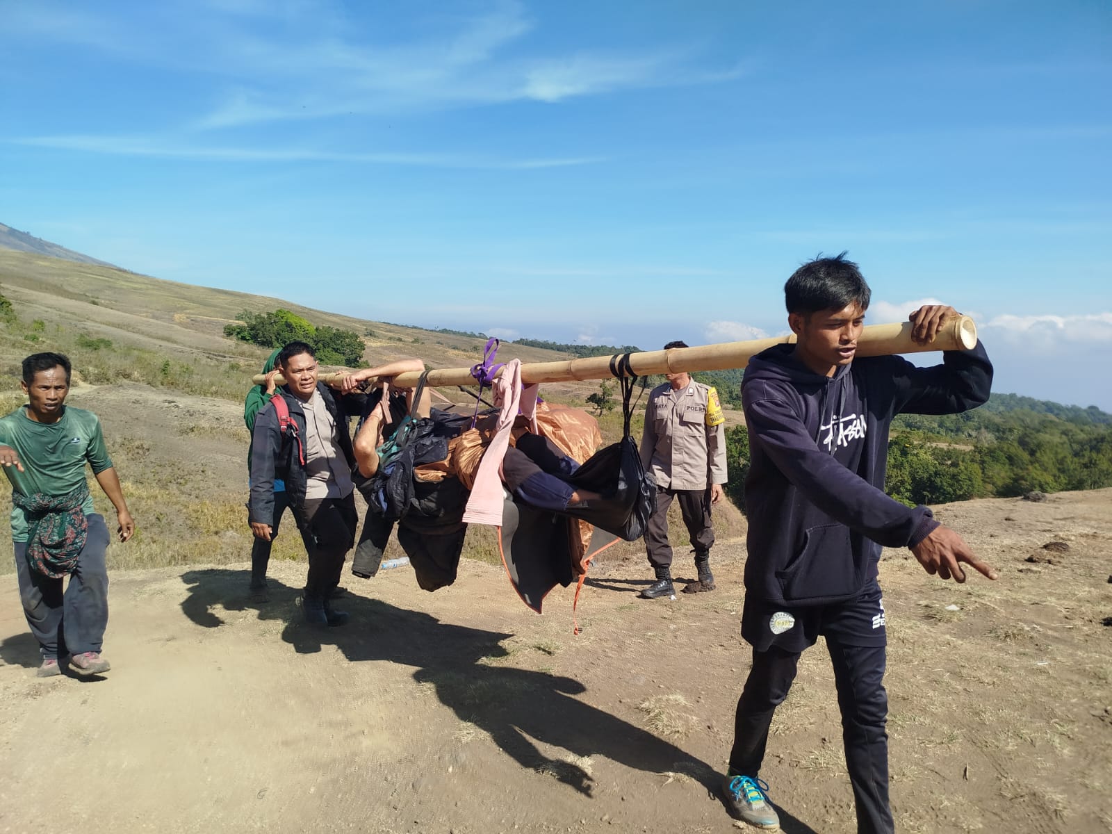 DIEVAKUASI: Vladimir, 34 tahun asal Rusia ditandu petugas setelah jatuh di jalur ilegal menuju Gunung Rinjani.