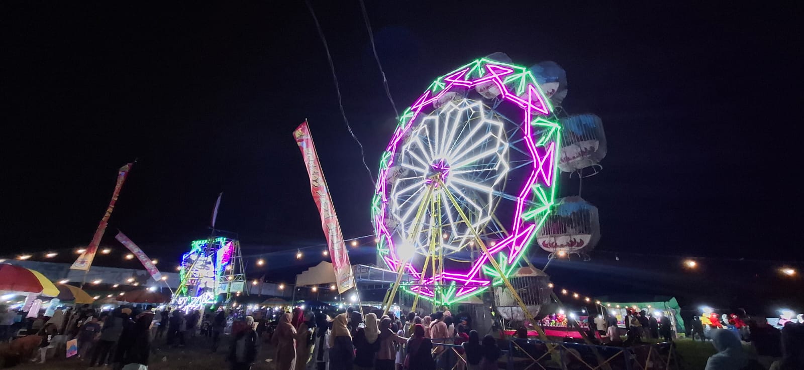 DONGKRAK PEREKONOMIAN: Pengunjung memadati area night market di lapangan selatan GOR Turida Mataram, Kamis (3/10) malam. (UMAR WIRAHADI/LOMBOK POST)