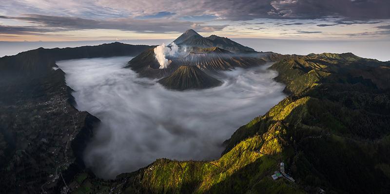 PEMENANG PERDANA: Fikri Muharom, fotografer asal Surabaya, Jawa Timur, Indonesia, dengan karyanya The Volcanoes Theatre  yang berhasil menangkap keindahan dramatis Gunung Bromo saat matahari terbit.