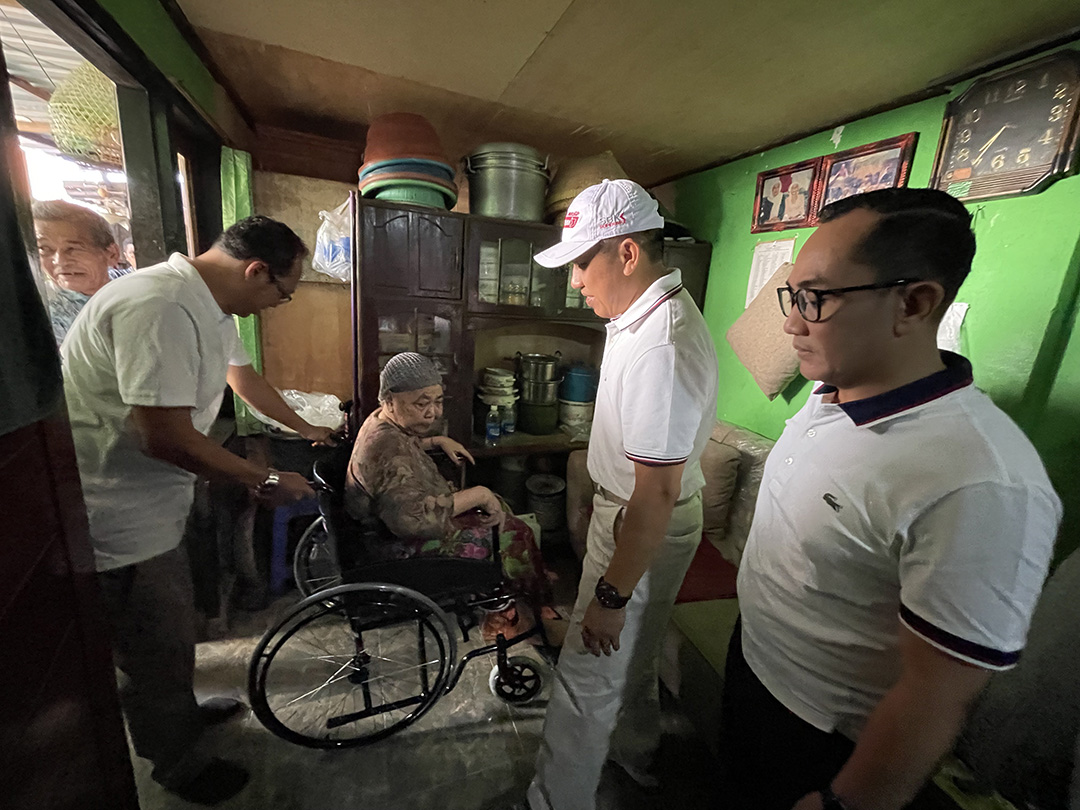 PEDULI: Lansia mendapat bantuan kursi roda dari Pemkot Mataram yang diserahkan Pjs Wali Kota Mataram Tri Budiprayitno, didampingi Kepala Dinas Kesehatan dr Emirald Isfihan. (ZAD/LOMBOK POST)