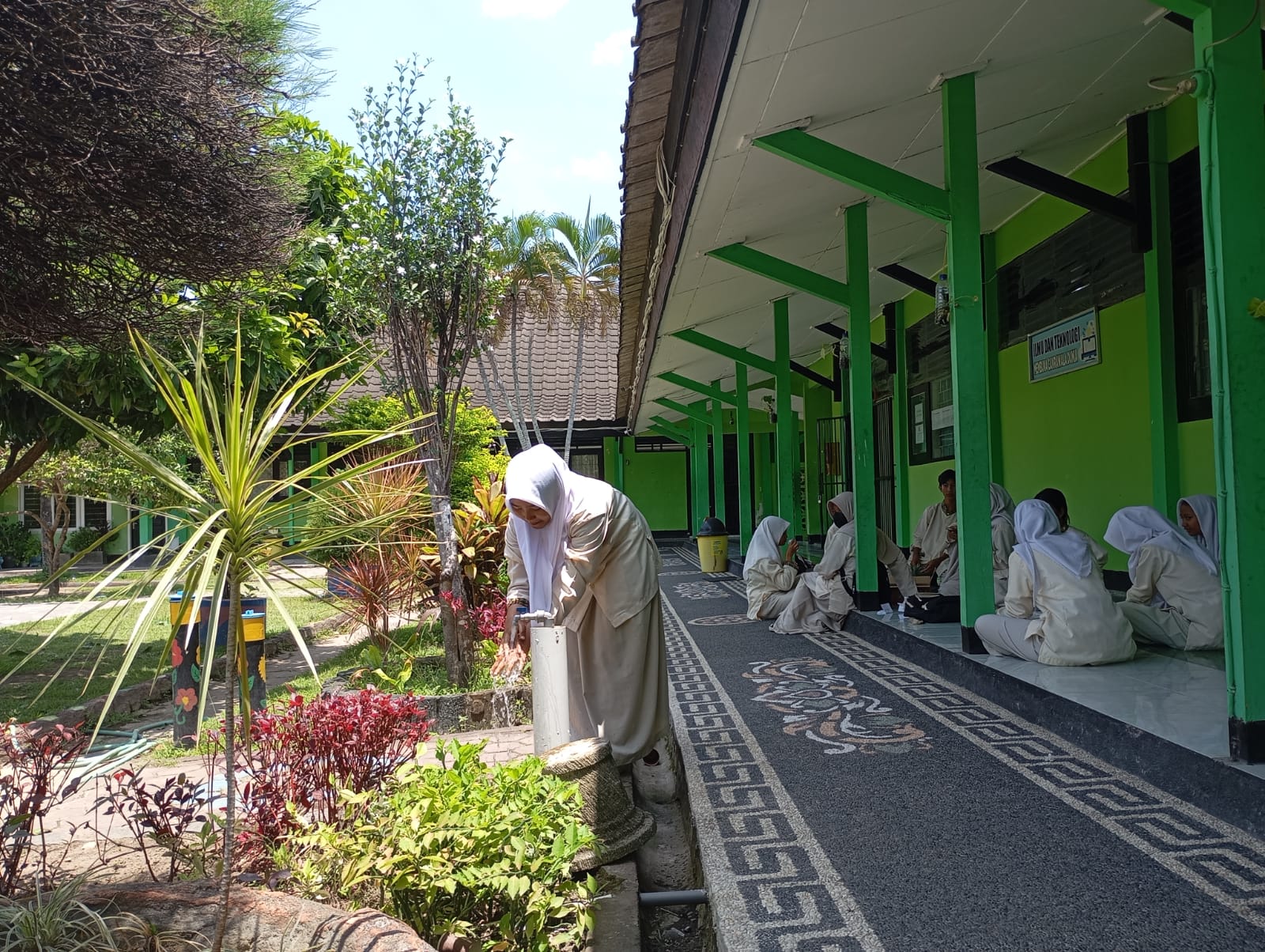 CUCI TANGAN: Siswa SMPN 10 Mataram mencuci tangan di sekolah setempat, kemarin (4/10).(ROJAI/LOMBOK POST)