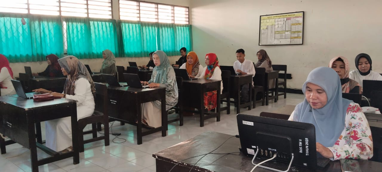 ISI SURVEI: Guru SMPN 11 Mataram mengisi Sulingjar di sekolah setempat, belum lama ini. (AZIZ FOR LOMBOK POST)