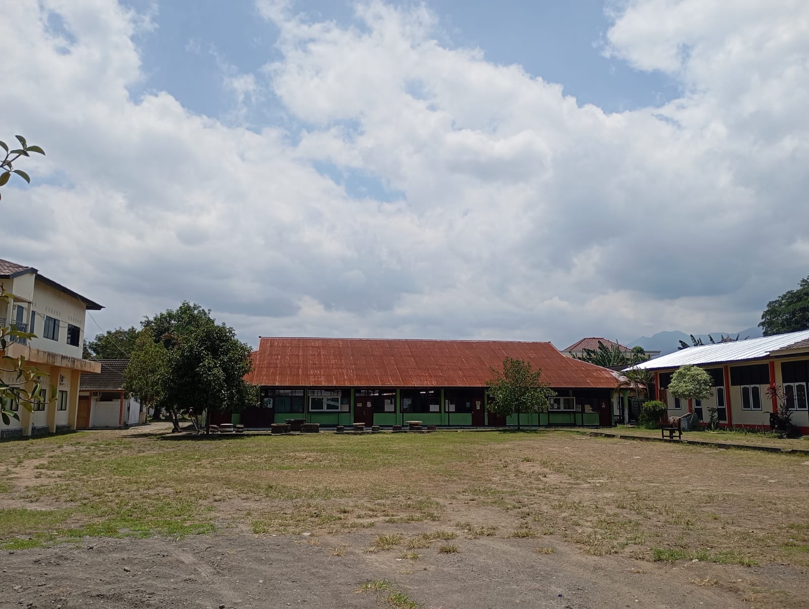 AKAN BERBENAH: Inilah kampus Universitas 45 Mataram yang dikritik sarprasnya oleh mahasiswa.(ROJAI/LOMBOK POST)