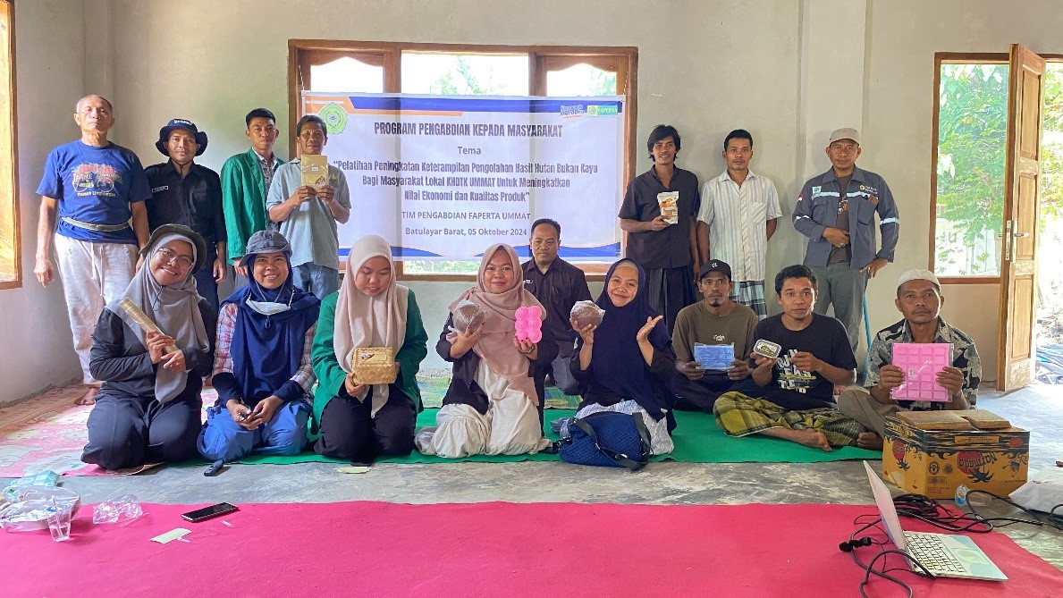 Tim Pengabdian Masyarakat Faperta UMMAT berfoto bersama masyarakat usai pelatihan pengolahan hasil hutan bukan kayu wilayah KHDTK UMMAT, di Dusun Batu Bolong Griya, Gerung, Lobar, Sabtu (5/10).