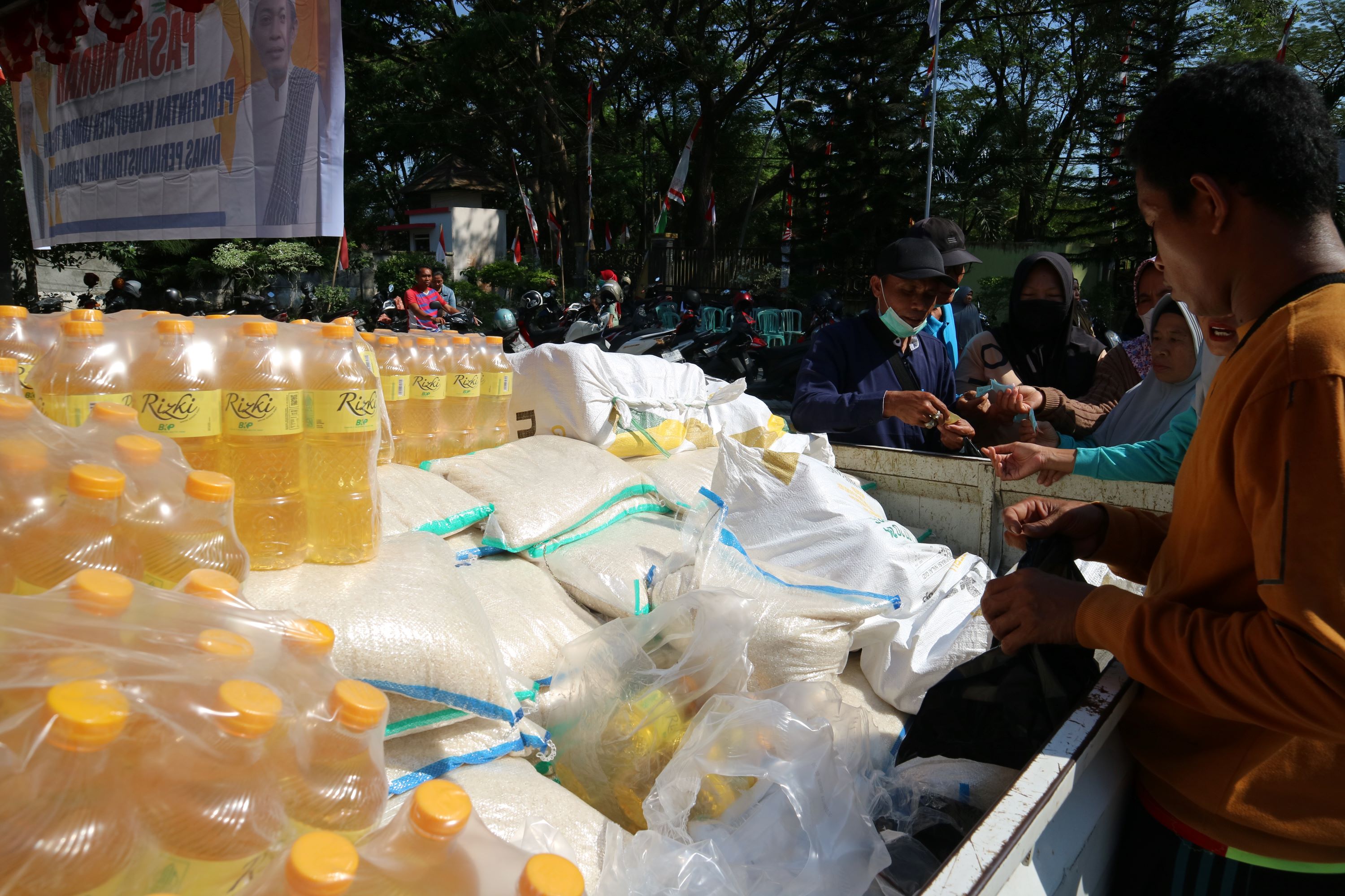 MULAI MAHAL: Sejumlah warga berburu beras dan minyak goreng murah saat kegiatan pasar murah beberapa waktu lalu di Praya, Loteng. (Dewi/Lombok Post)