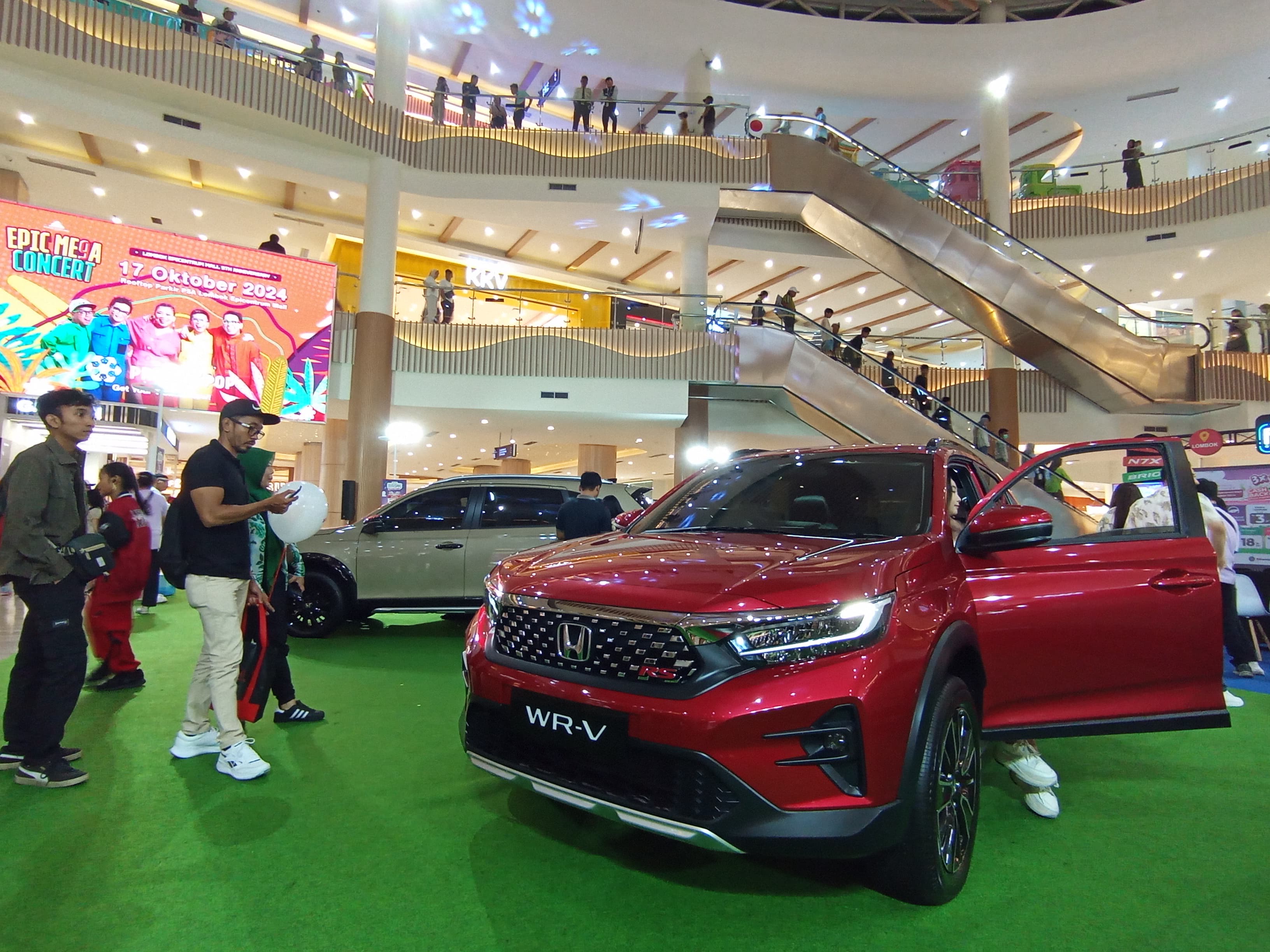 PAMERAN MOBIL: Honda WR-V, salah satu unit mobil Honda yang ditampilkan dalam event FestiPark Lombok, di atrium Lombok Epicentrum Mall, Jumat (4/10).