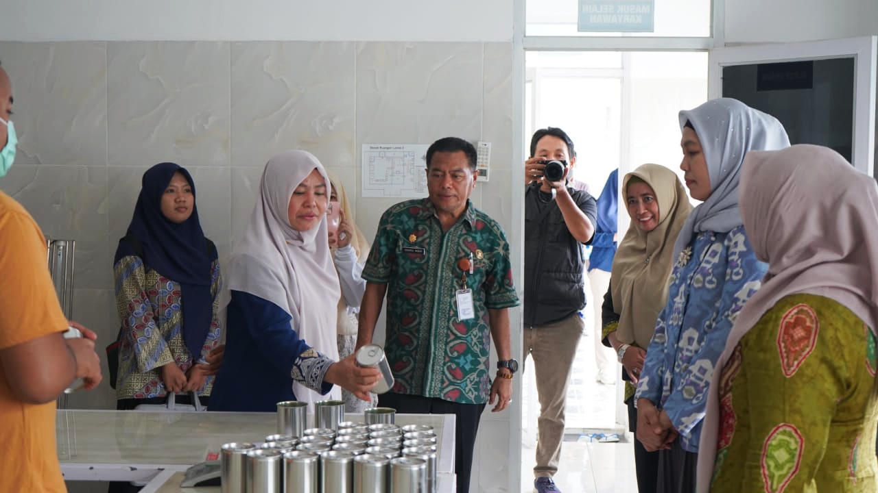 TINJAU PRODUKSI: Kepala Disperin NTB Hj Nuryanti (tiga kiri) saat meninjau proses pengemasan produksi produk ayam Rarang di IKM ayam Rarang, Lombok Timur, belum lama ini.