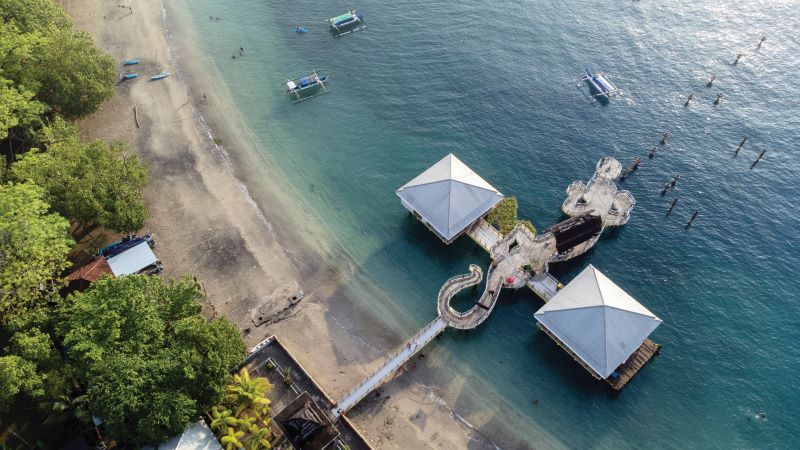 RUJUKAN: Hotel-hotel yang ada di Senggigi jadi rujukan wisatawan. Dermaga Senggigi menjadi salah satu tempat turunnya wisatawan ke Lombok.