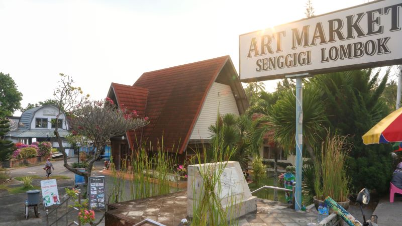 DIREVITALISASI: Penataan Pasar Seni Senggigi diklaim Dispar NTB merupakan intervensi nyata yang dilakukan pemerintah pusat untuk Senggigi. (Ivan/Lombok Post)