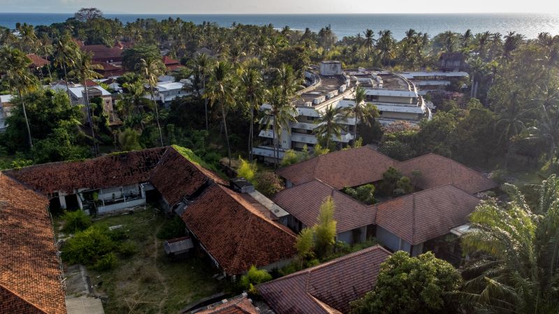 SISA KEJAYAAN SENGGIGI: Seperti inilah penampakan hotel Sentosa Senggigi saat ini. Dulu hotel ini sangat ramai dikunjungi oleh wisatawan. (Ivan/Lombok Post)