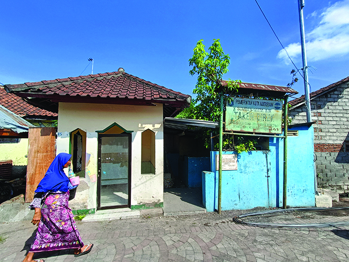 MENYEGARKAN DIRI: Seorang warga menuju tempat pemandian Taker Direk di Kelurahan Dasan Cermen, Kota Mataram, kemarin (7/10).