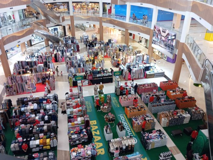 RAMAI: Kondisi salah satu sudut LEM yang dipadati pengunjung beberapa waktu lalu. Jelang anniversary ke-9 LEM akan kembali menghadirkan banyak keseruan. (Ferial/Lombok Post)
