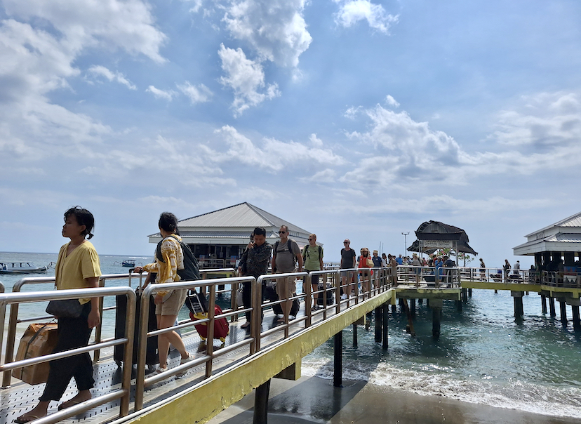 TURUN KAPAL: Para penumpang saat turun di Pelabuhan Senggigi, beberapa waktu lalu.