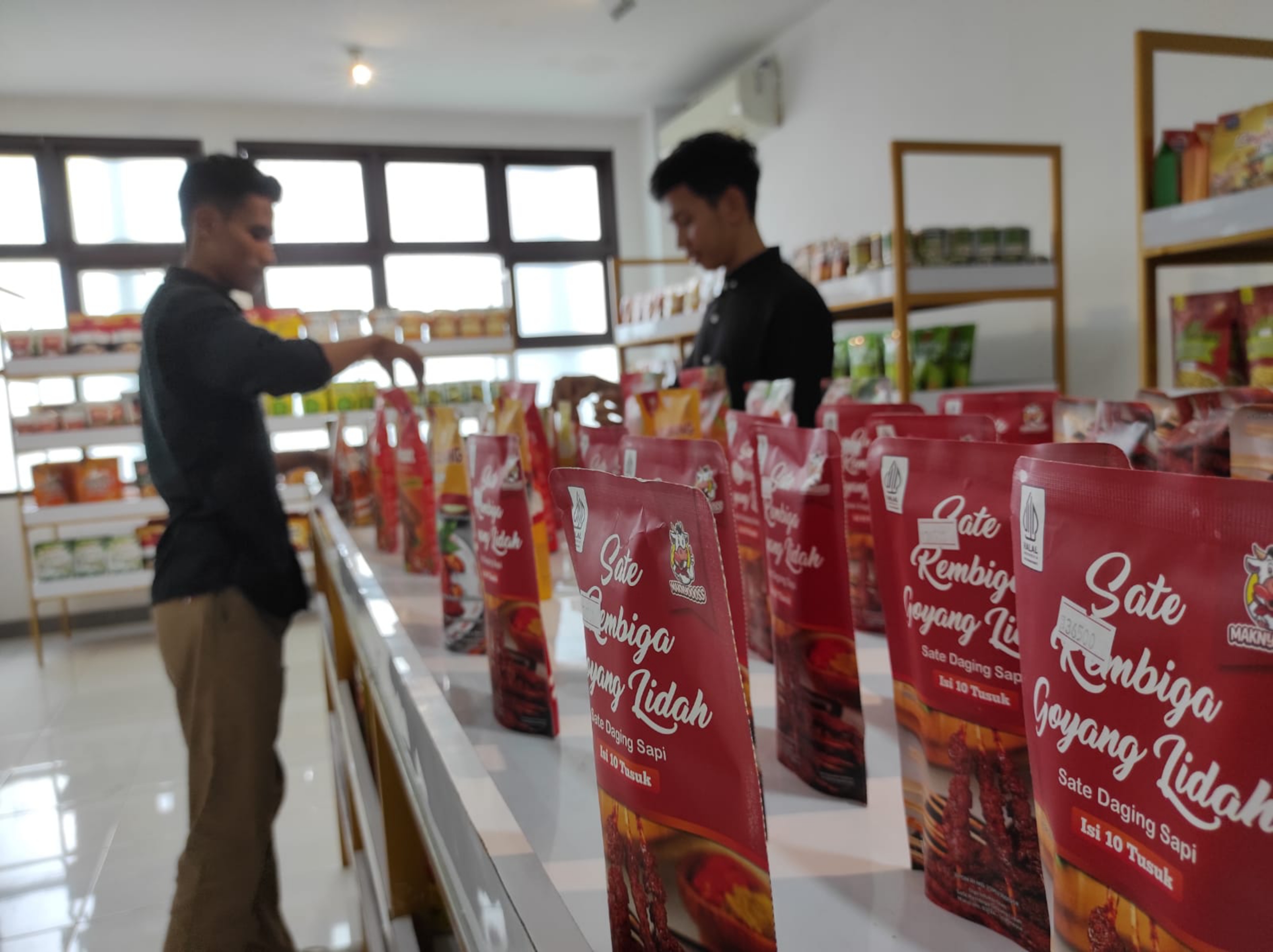 RUMAH BESAR UMKM: Produk UMKM yang ada di etalase NTB Mall, beberapa waktu lalu. (Ferial/Lombok Post)