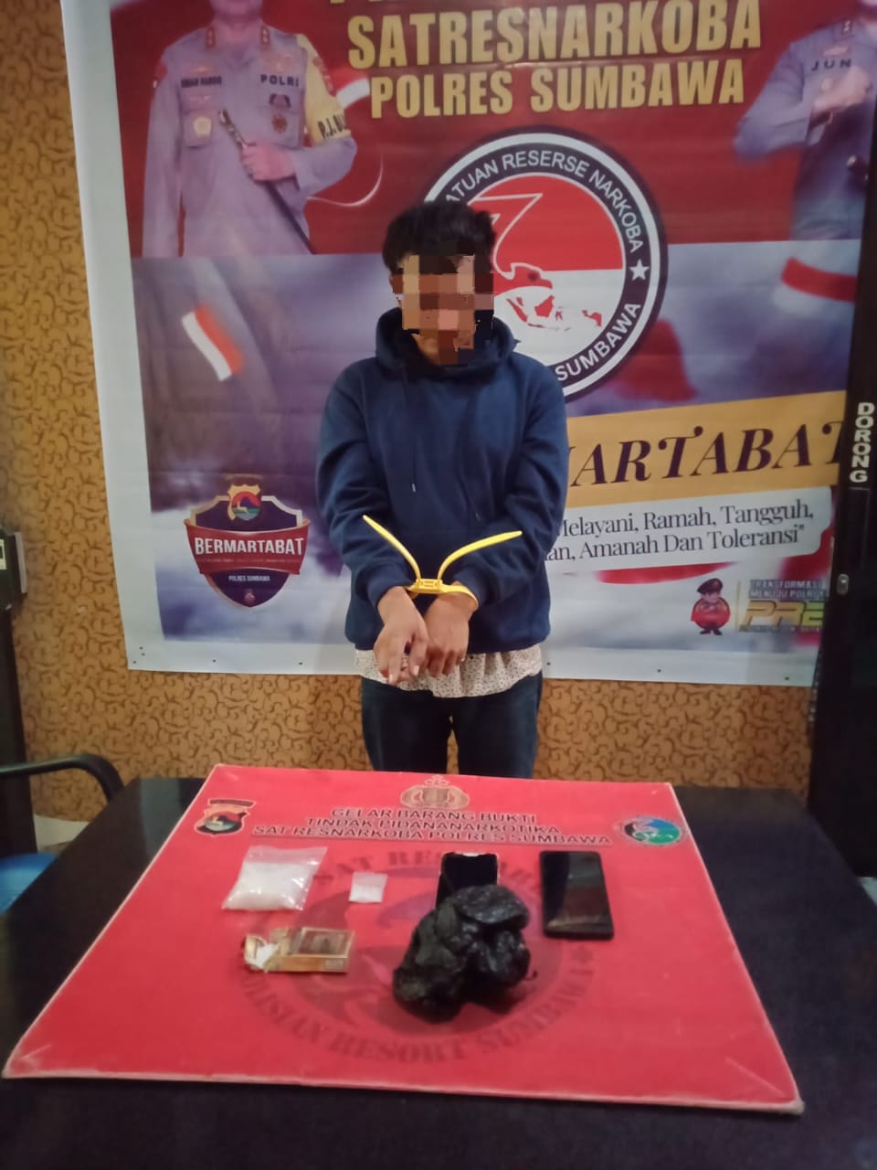 DITANGKAP: Pelaku HY diamankan bersama barang bukti dan lainnya di ruangan Satnarkoba Polres Sumbawa, Senin (7/10).