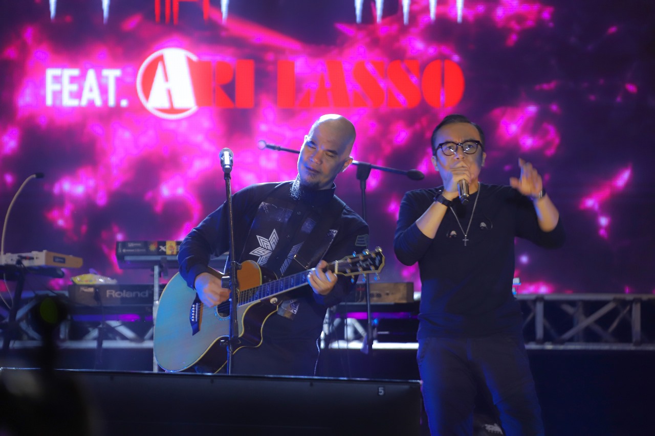 Pentolan band Dewa 19 Ahmad Dani (kiri) featuring Ari Lasso (kanan) saat manggung di Lapangan Bundar Praya, pada Jumat (27/10) tahun lalu. Konser ini dalam rangka memperingati HUT Loteng ke 78.