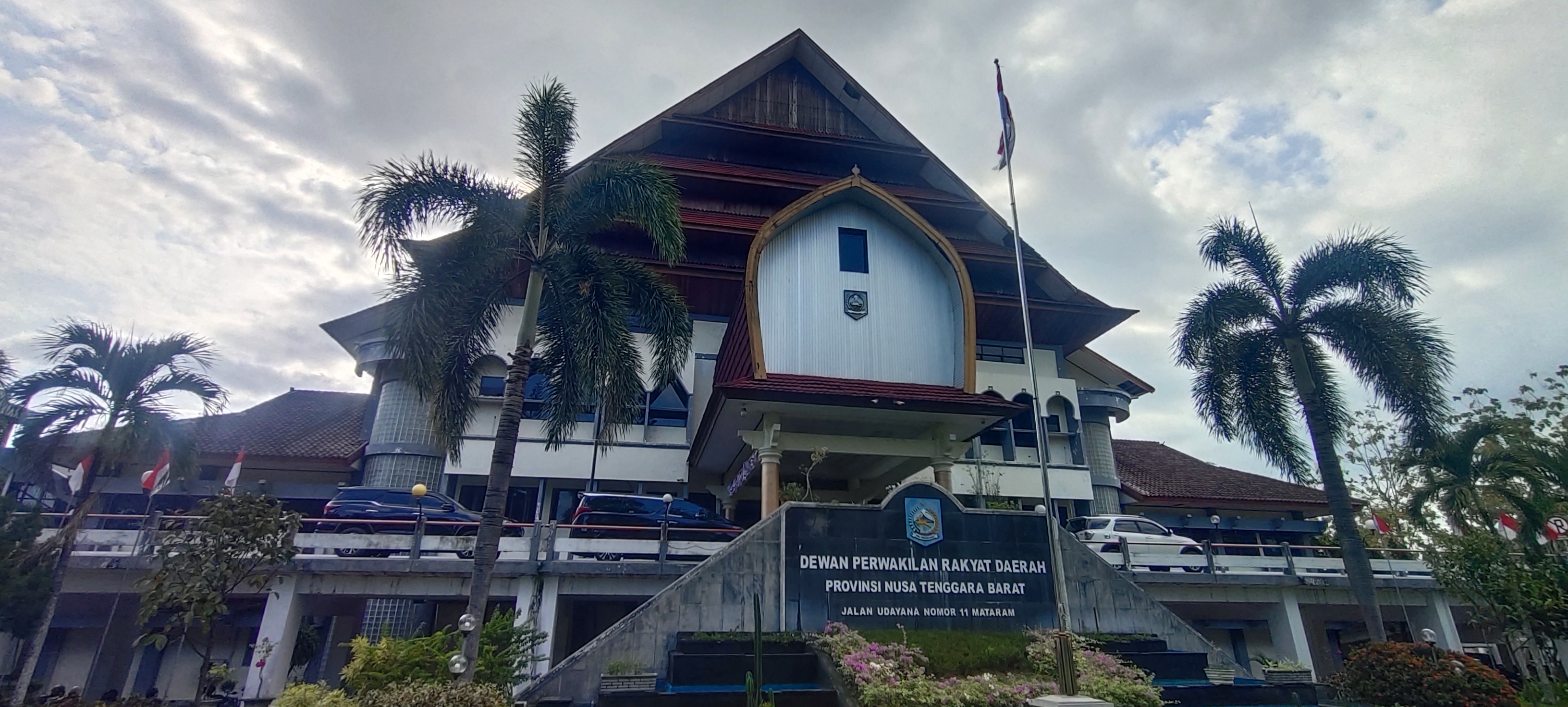 SESUAI ATURAN: KPK melaksanakan sosialisasi Anti korupsi untuk legislatif, eksekutif dan masyarakat di Kantor DPRD NTB kemarin (7/10).