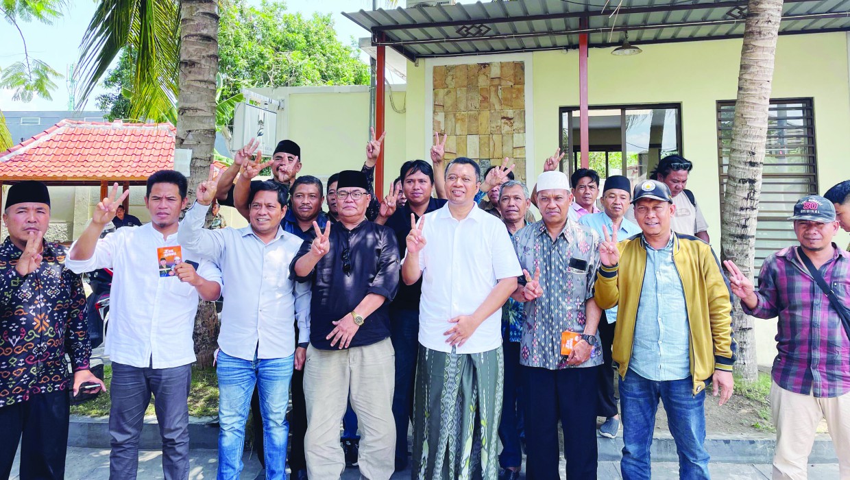 KOMPAK: Para mantan kades di Lobar saat datang ke kediaman Zulkieflimansyah, belum lama ini